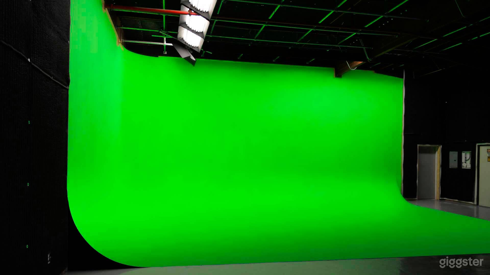 Green Screen Bare Stage &amp; Full Set Studio Photo 1