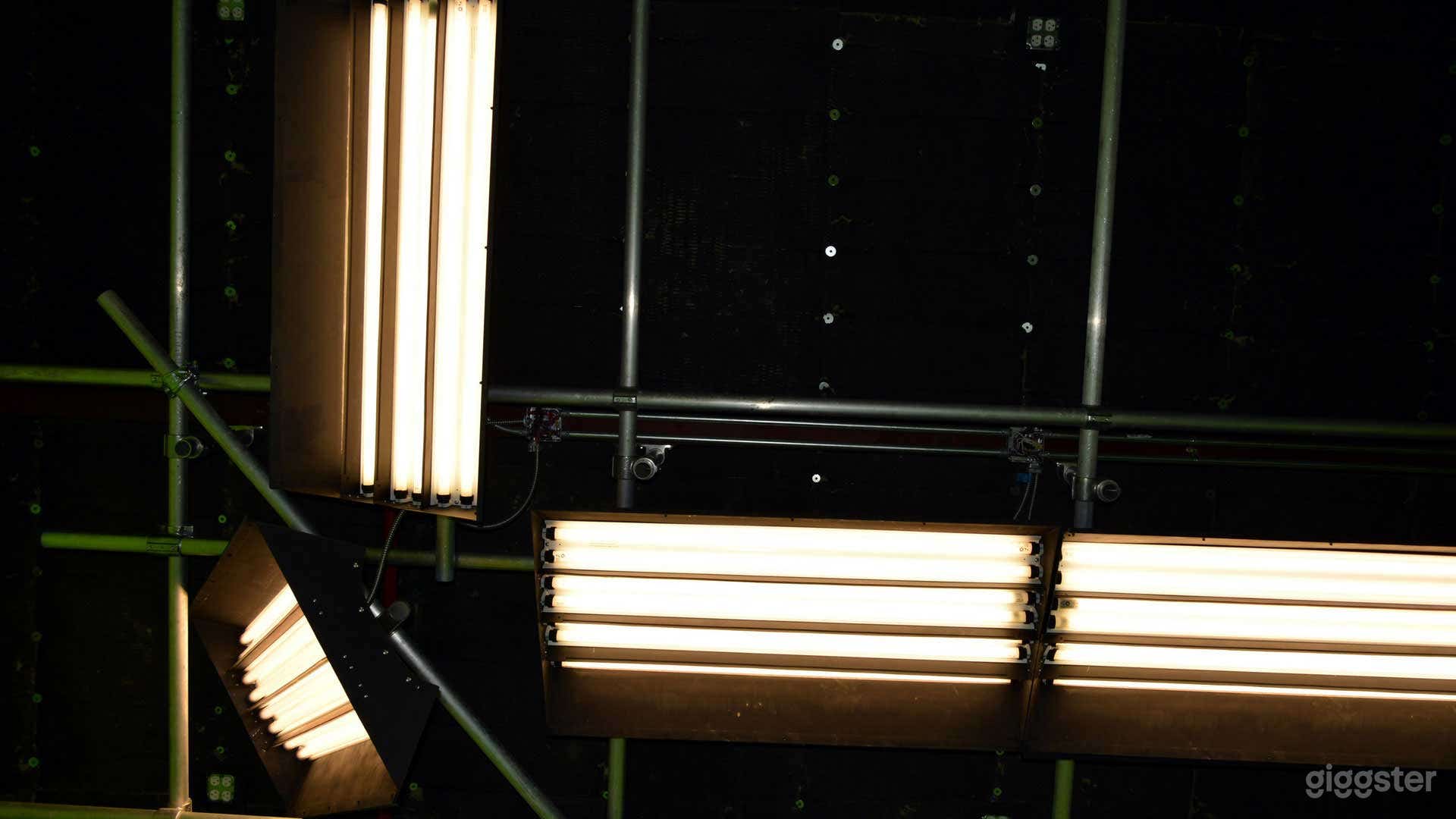 Green Screen Bare Stage &amp; Full Set Studio Photo 4