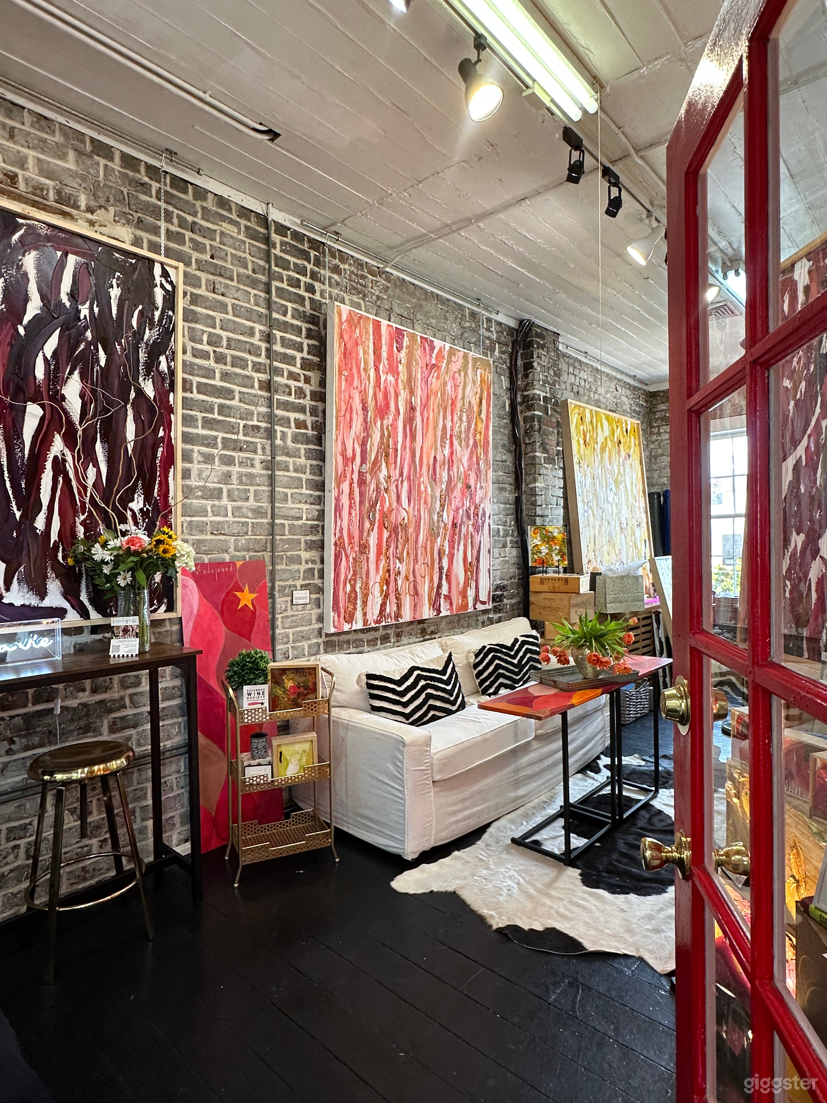 Contemporary Gallery in Historic Savannah Photo 1