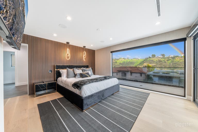  Luxurious Mount Olympus Estate w/ Rooftop Views 