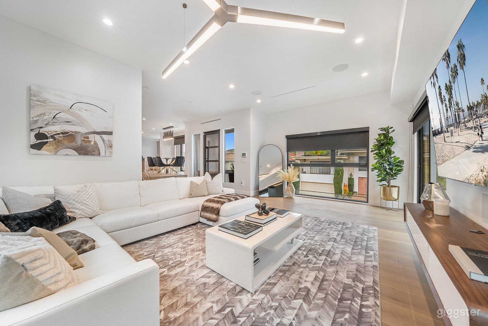 Luxurious Mount Olympus Estate w/ Rooftop Views Photo 2