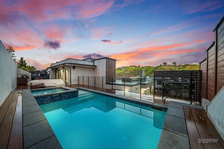  Luxurious Mount Olympus Estate w/ Rooftop Views 