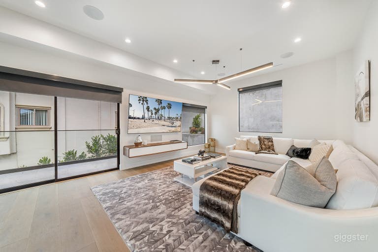  Luxurious Mount Olympus Estate w/ Rooftop Views 