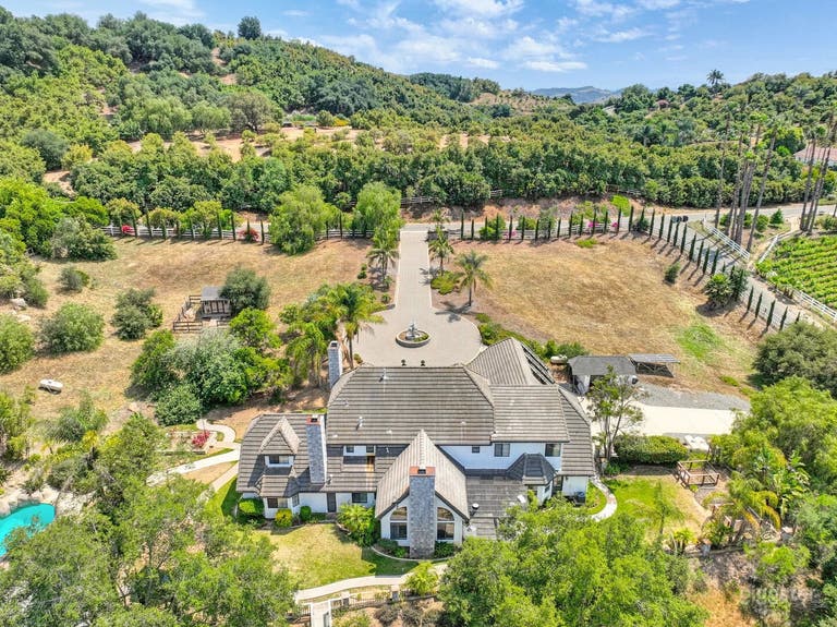  Valley Estate w Pool, Hot Tub, Sports Court 