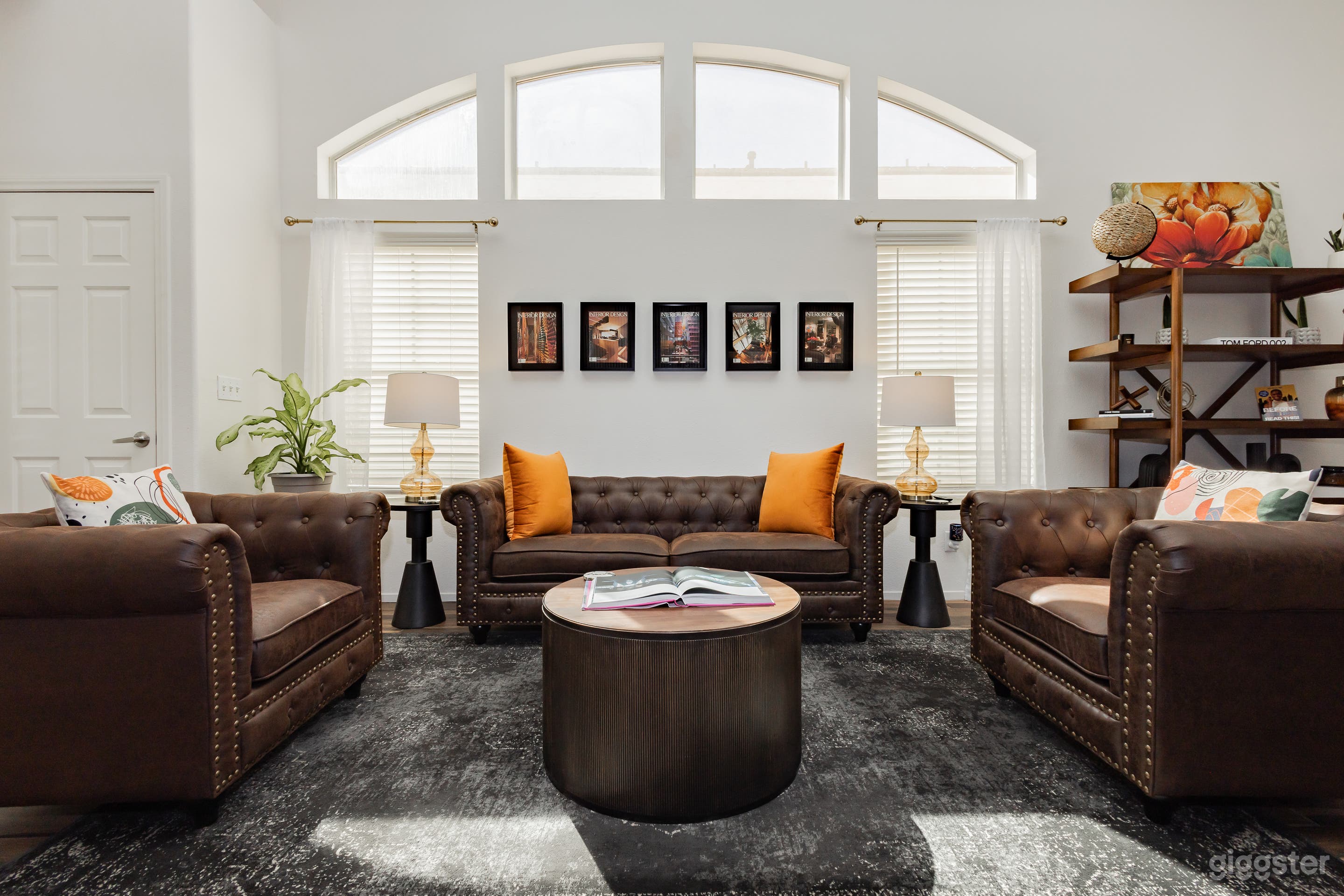 "The Library" Modern Content House with Pool Photo 1