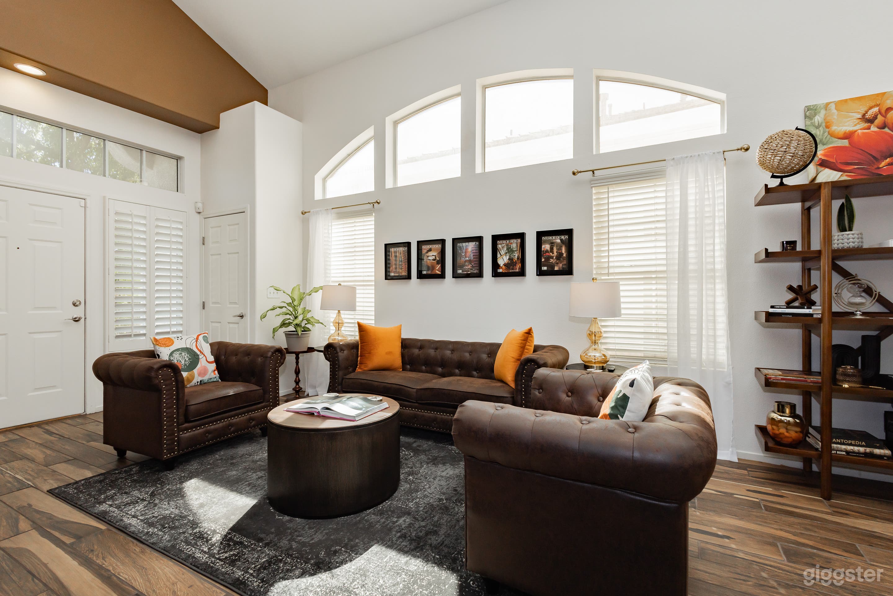 "The Library" Modern Content House with Pool Photo 4