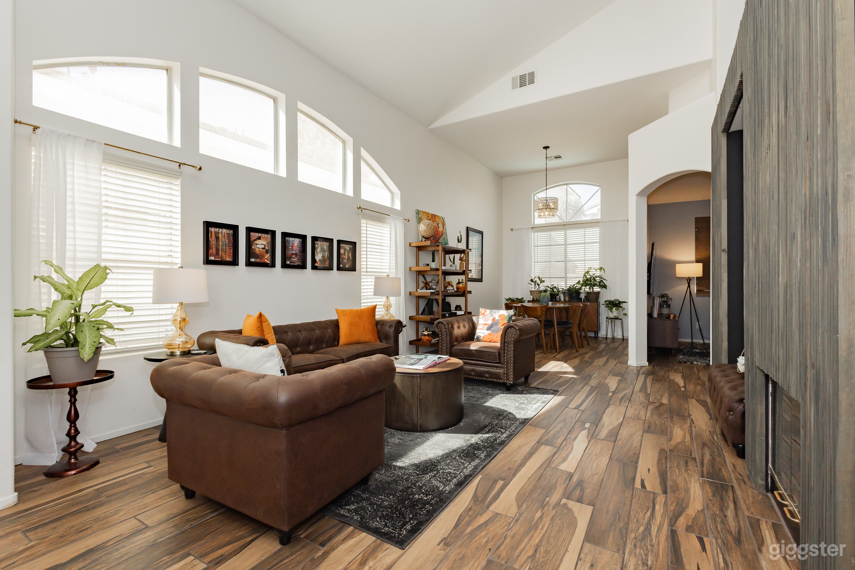 "The Library" Modern Content House with Pool Photo 2