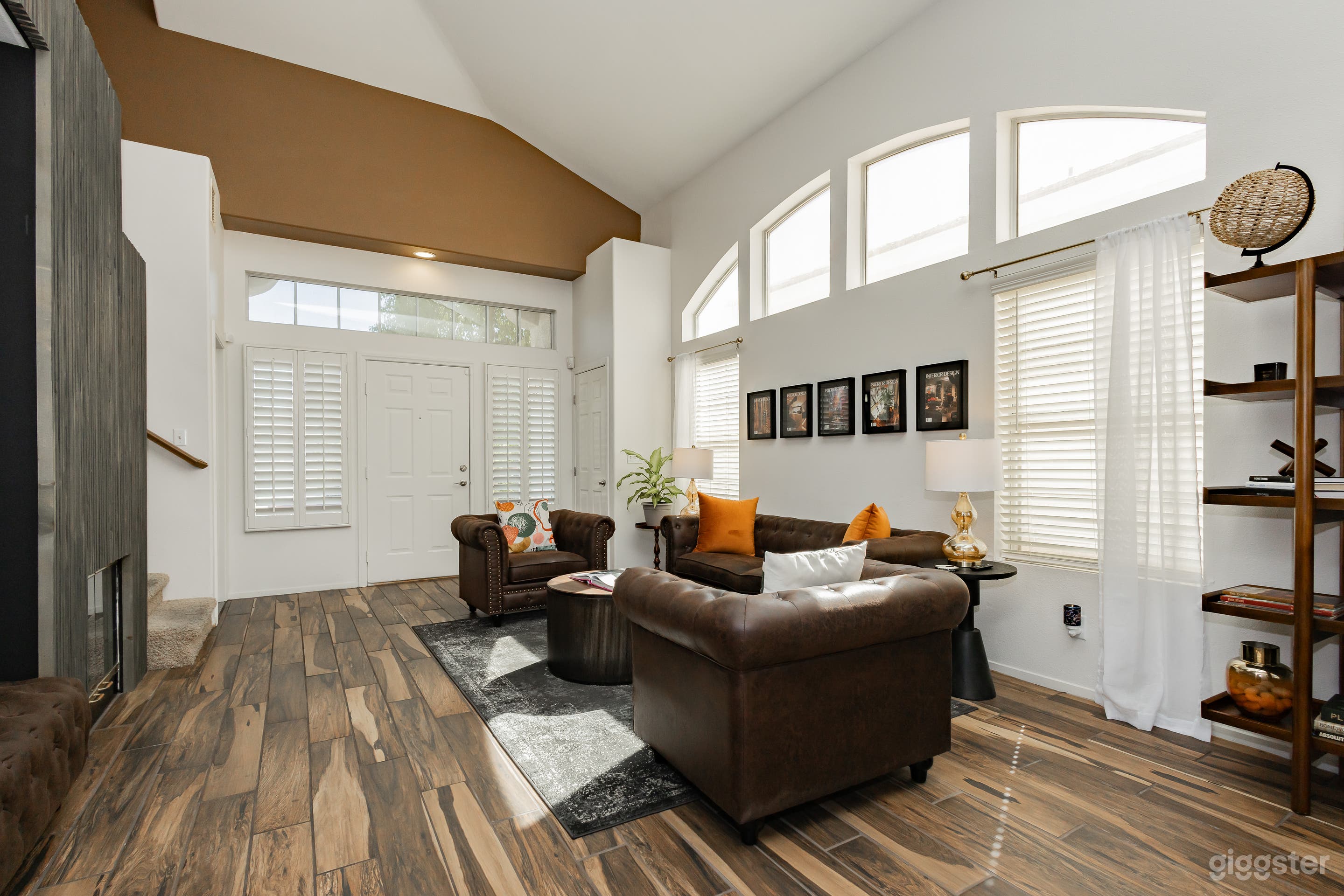 "The Library" Modern Content House with Pool Photo 3