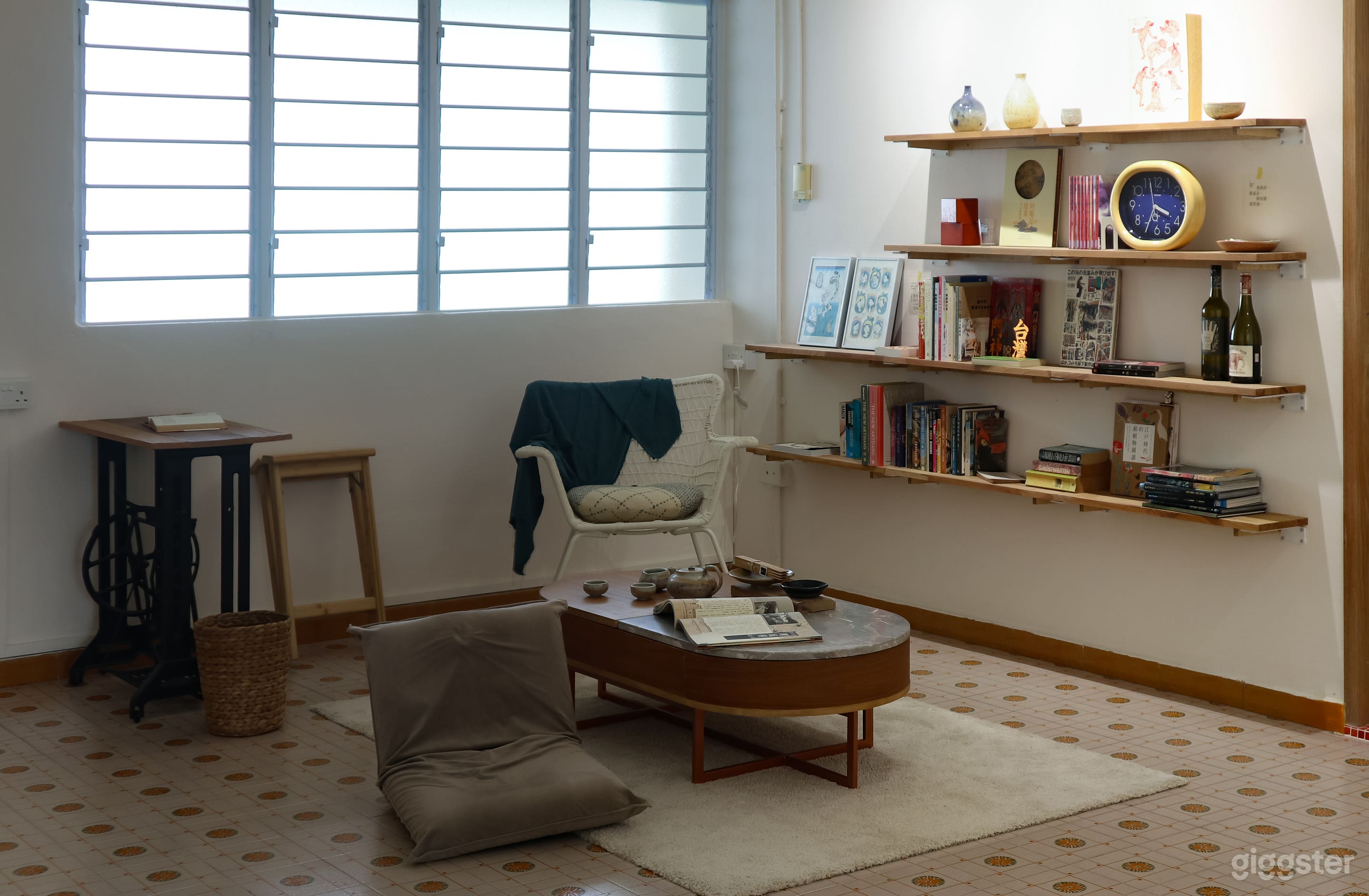 Newly Restored 50-Year-Old 4-Room HDB with Pottery Studio Photo 2