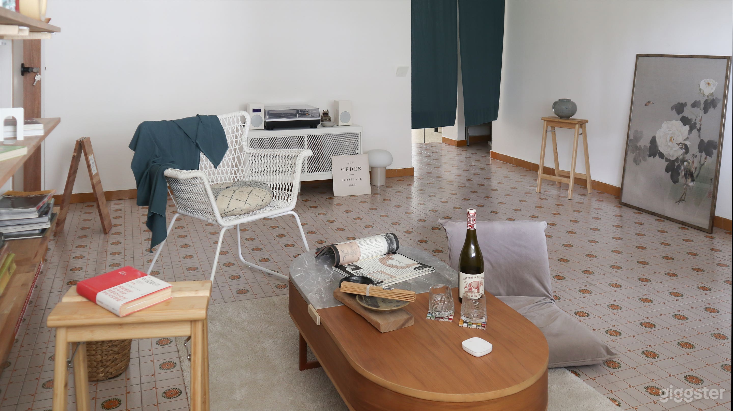 Newly Restored 50-Year-Old 4-Room HDB with Pottery Studio Photo 4