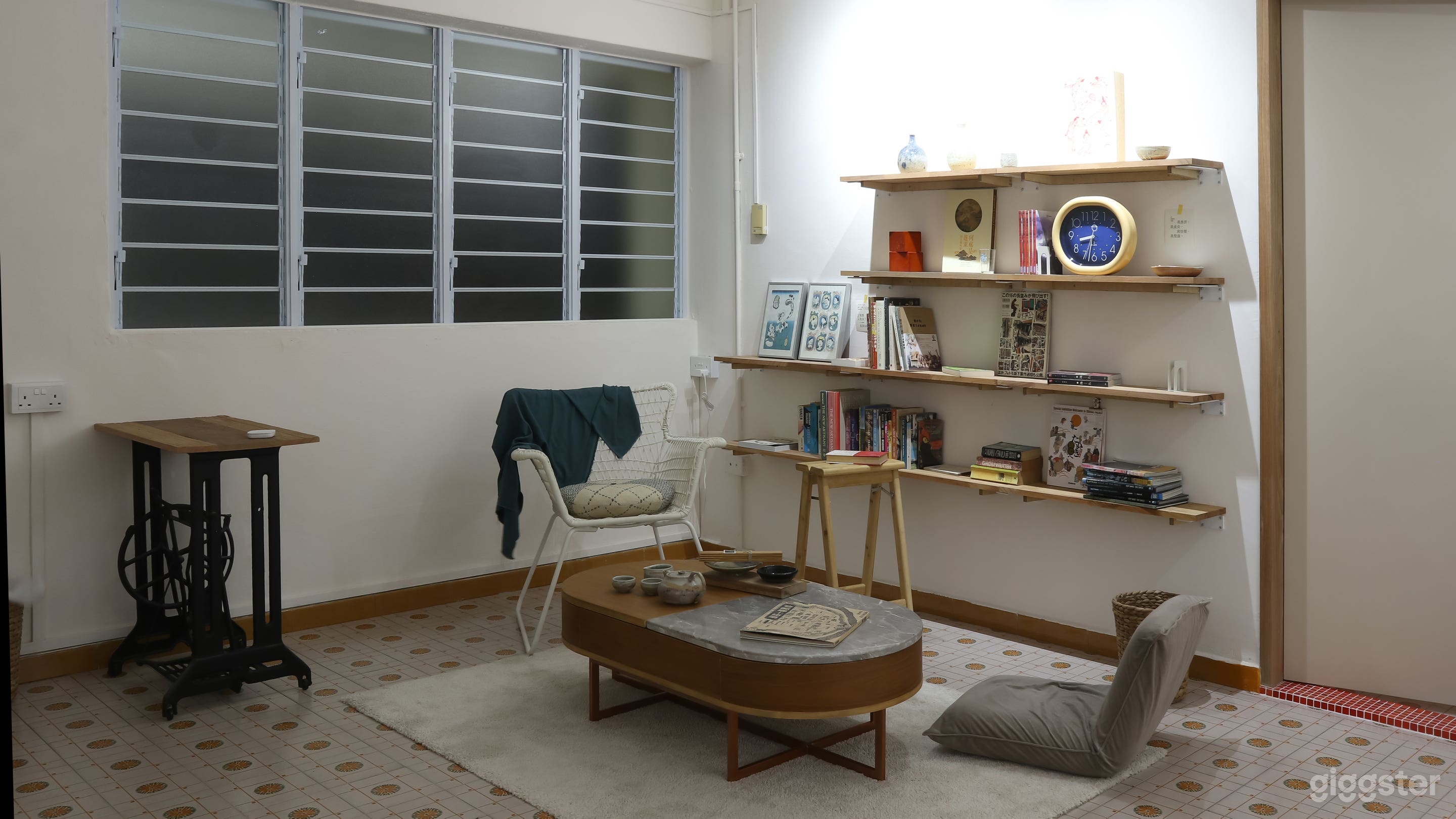 Newly Restored 50-Year-Old 4-Room HDB with Pottery Studio Photo 3
