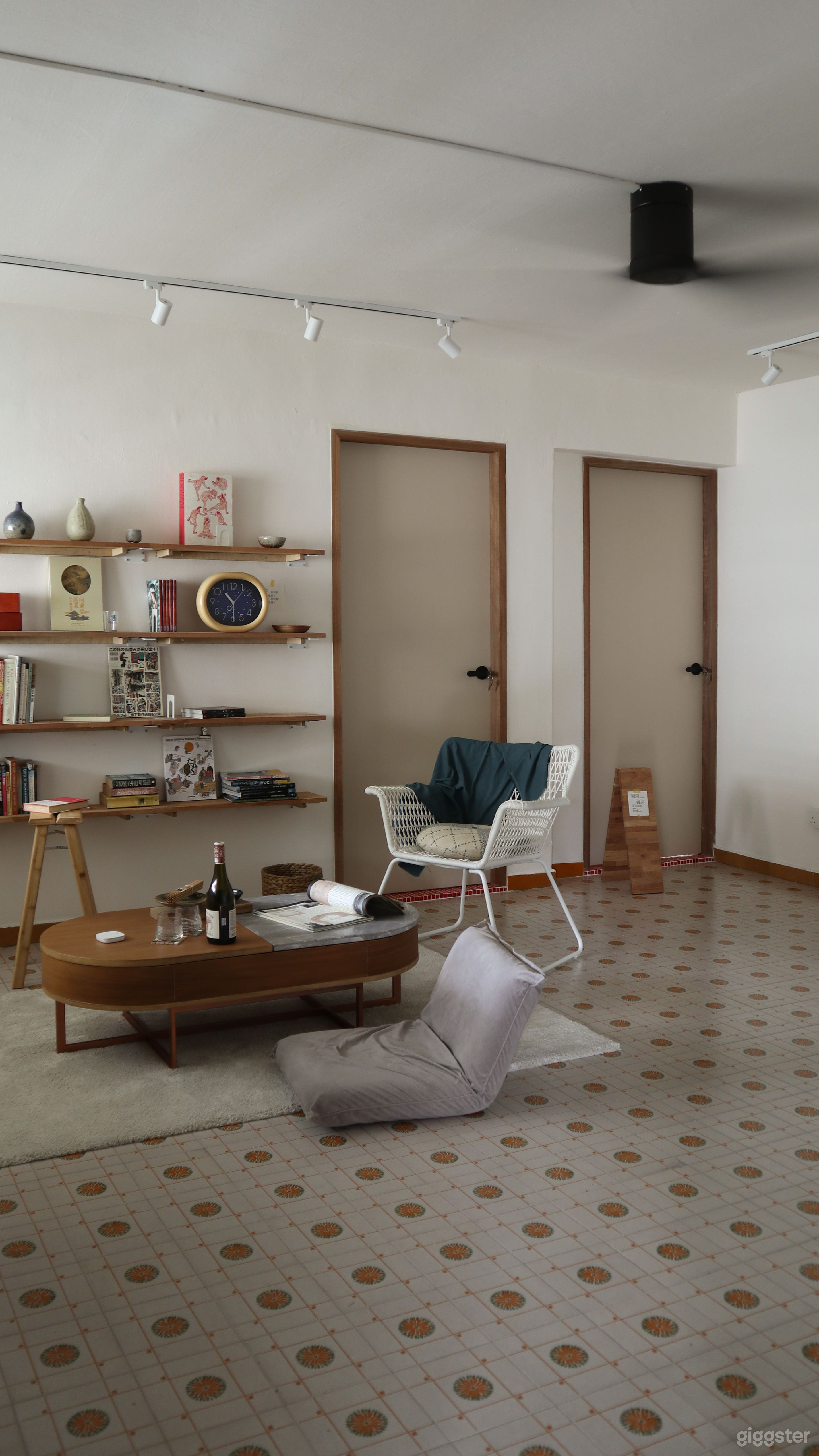 Newly Restored 50-Year-Old 4-Room HDB with Pottery Studio Photo 1