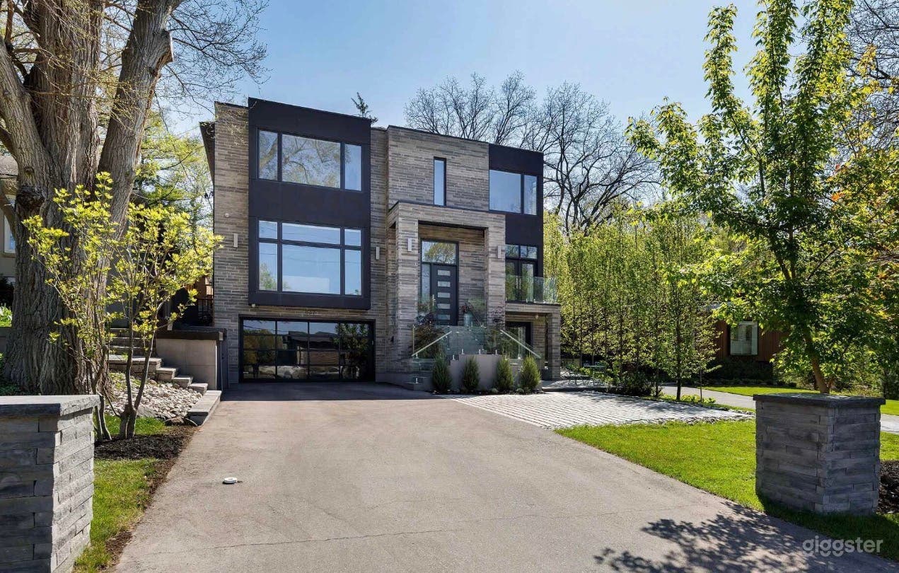 Newly Built Contemporary Luxury Home Photo 1