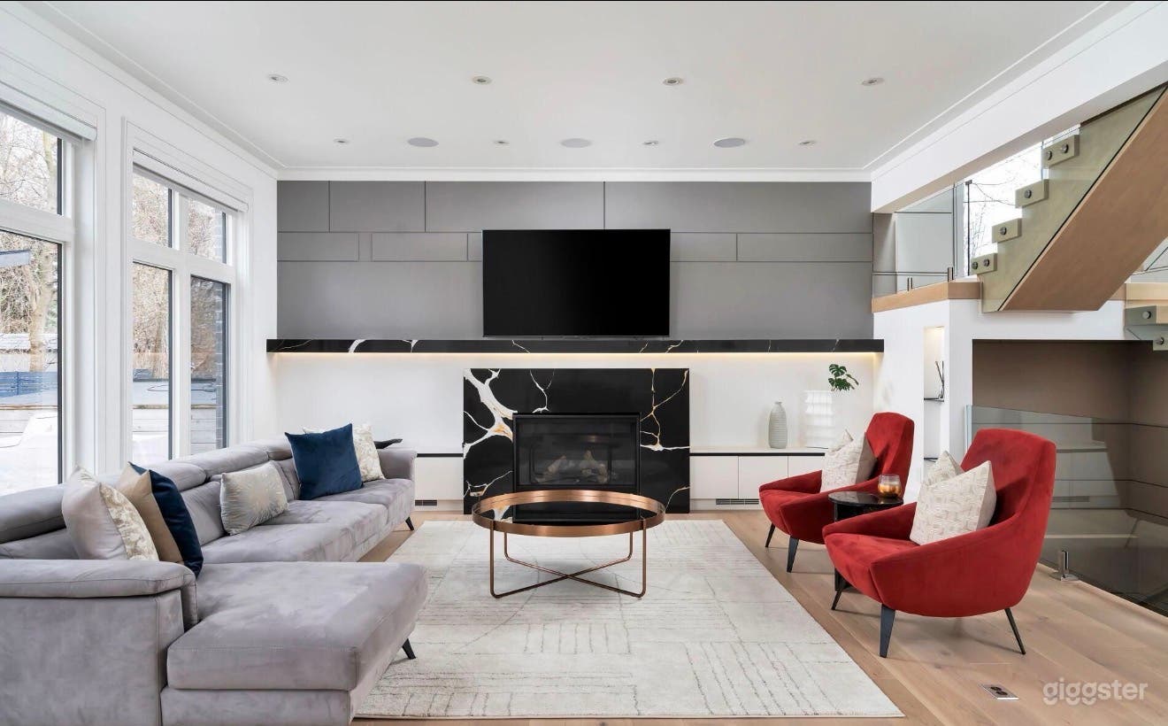 Newly Built Contemporary Luxury Home Photo 3