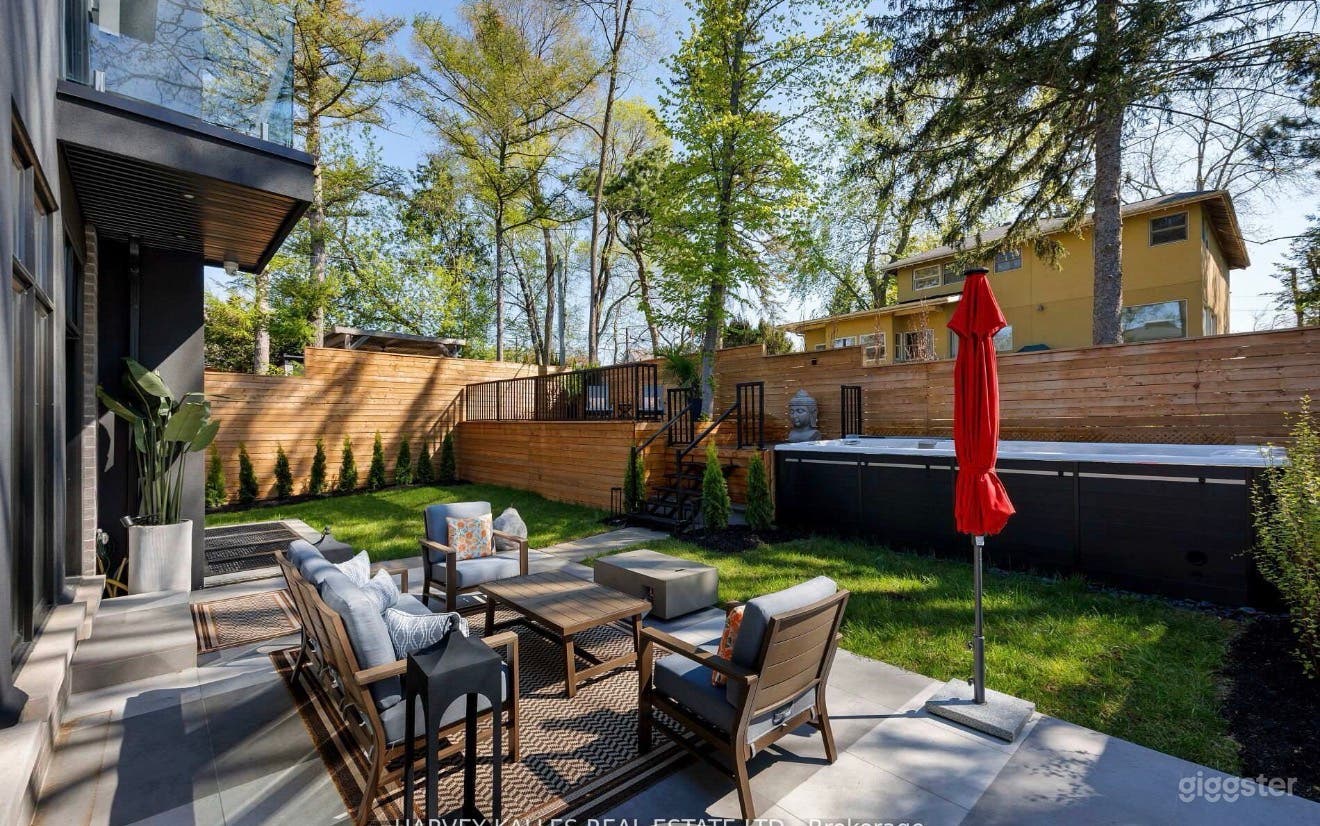 Newly Built Contemporary Luxury Home Photo 2