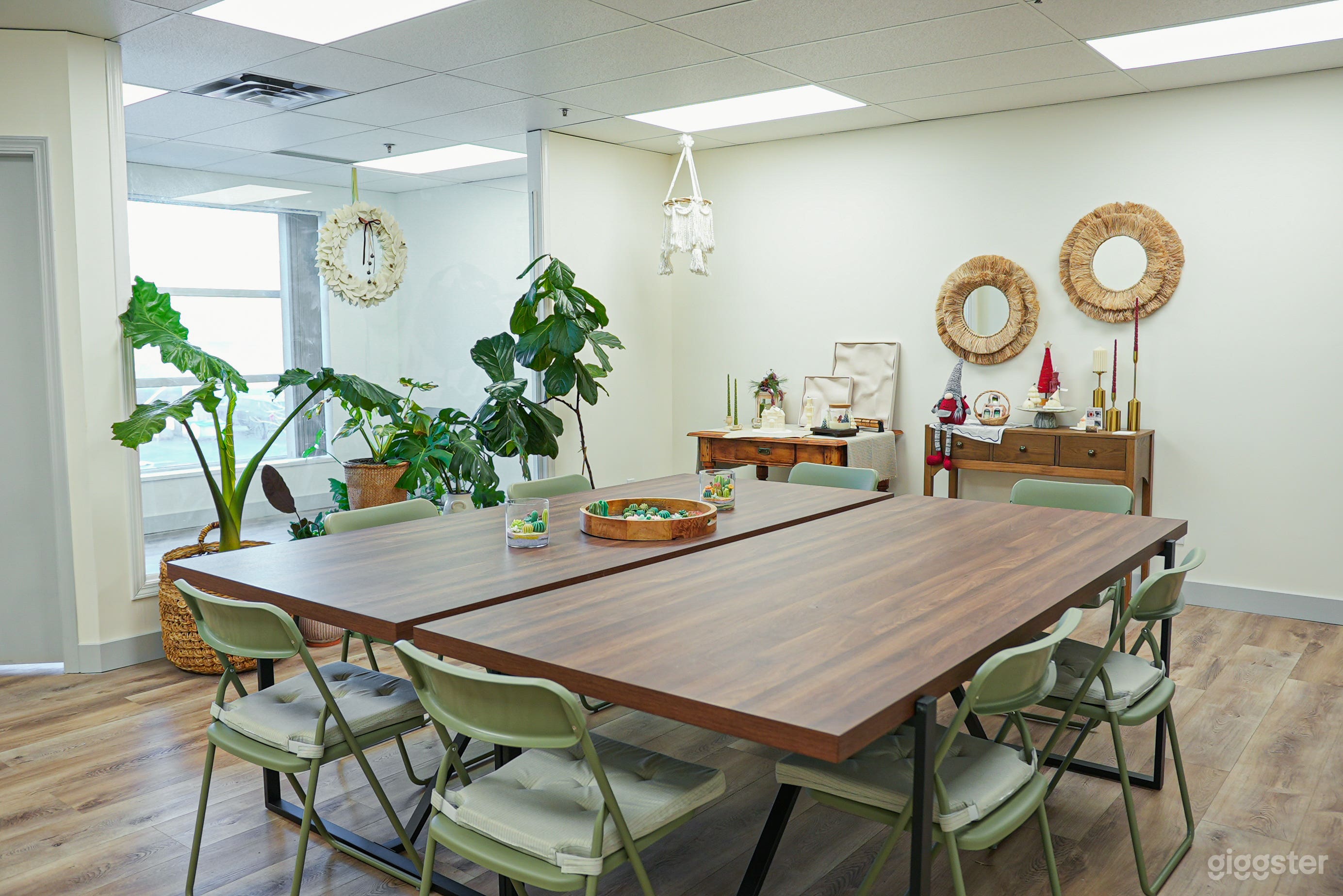 Open-Concept Warehouse Studio in Burnaby with Track Lighting Photo 3