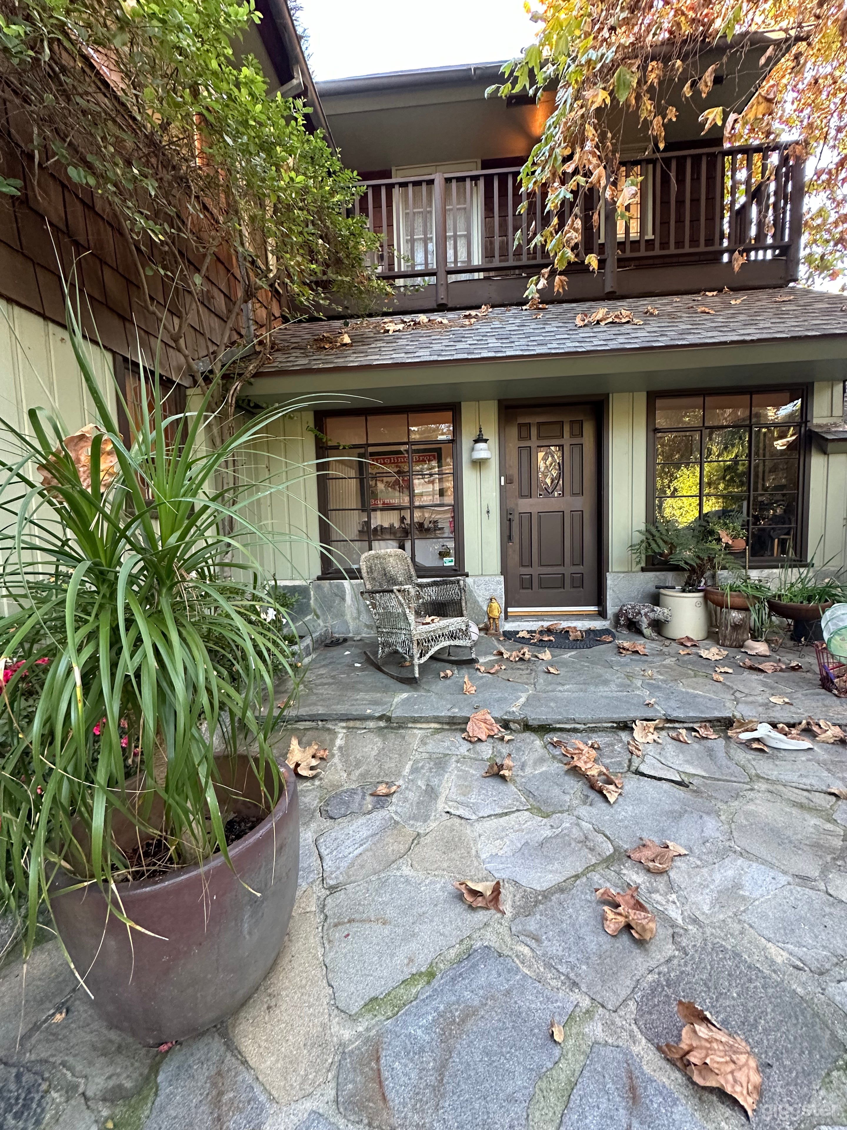 Brentwood Tradition with vintage flair Photo 2