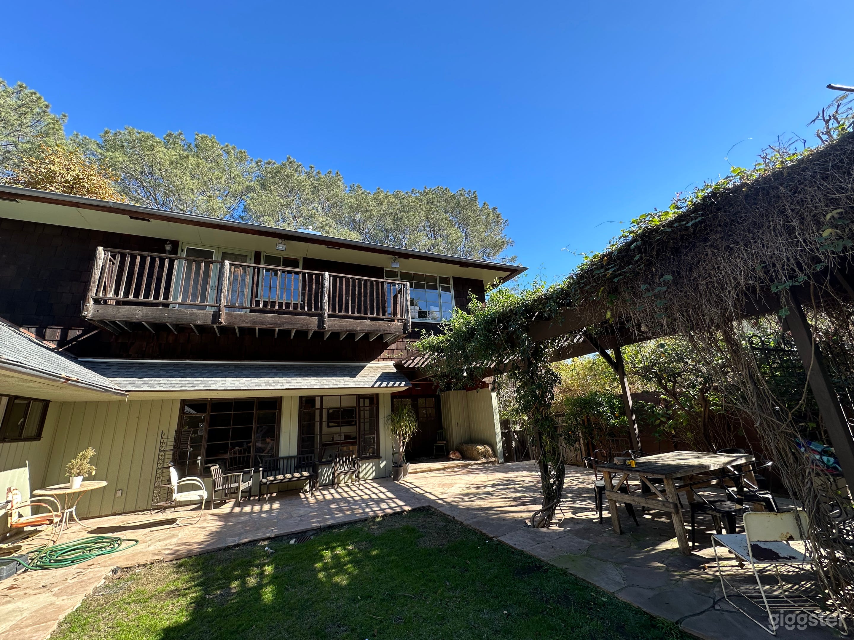 Brentwood Tradition with vintage flair Photo 1