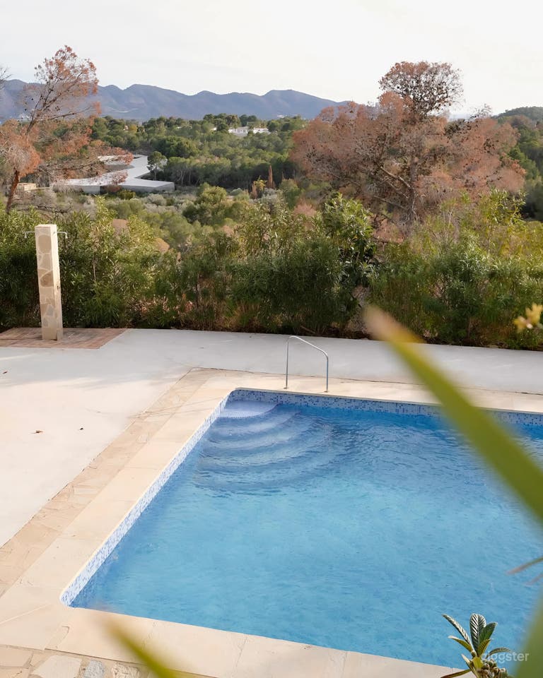  La Piscina — Terraza Escénica junto a la Piscina con Vistas a la Montaña 