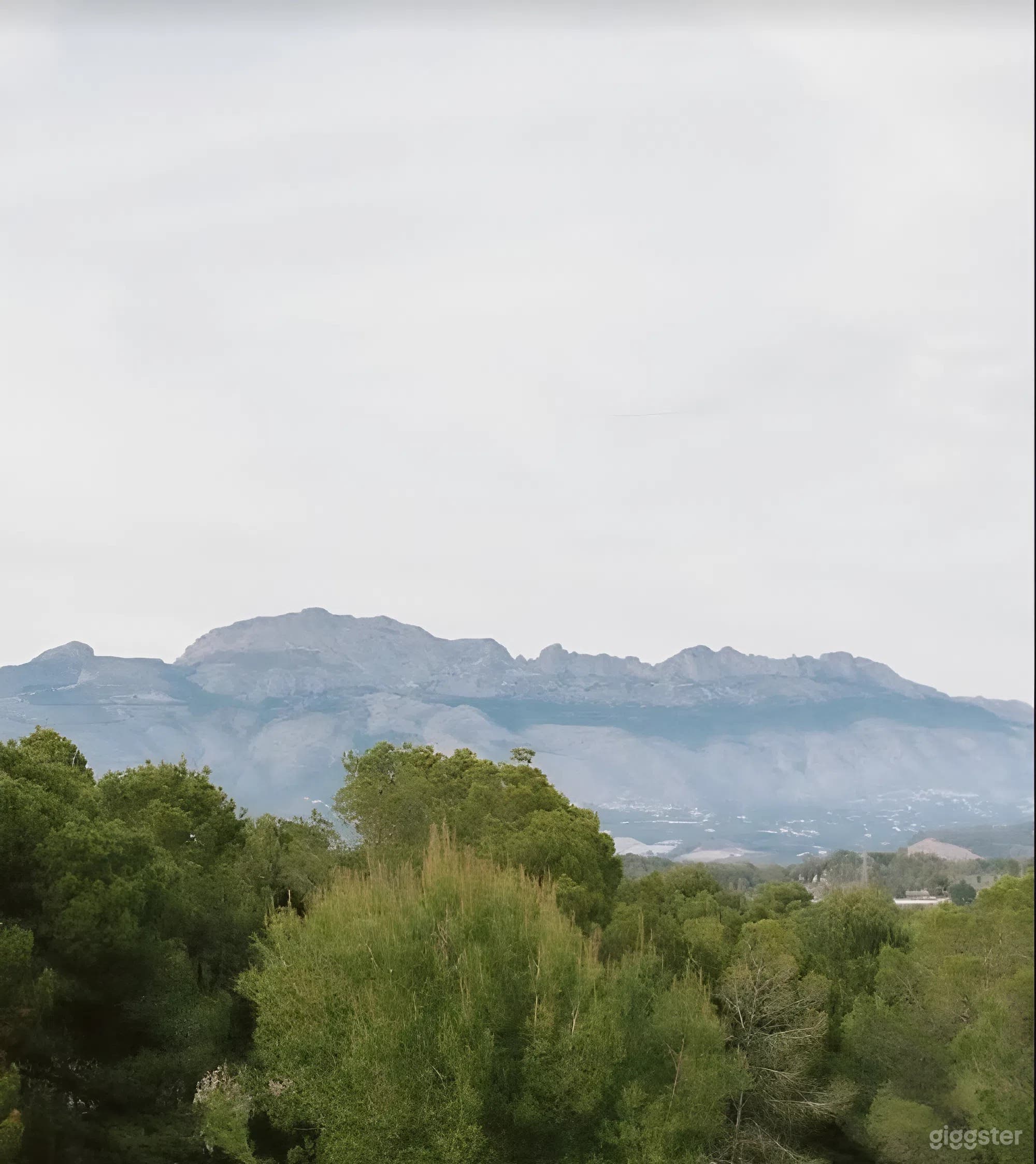 La Piscina — Terraza Escénica junto a la Piscina con Vistas a la Montaña Foto 3