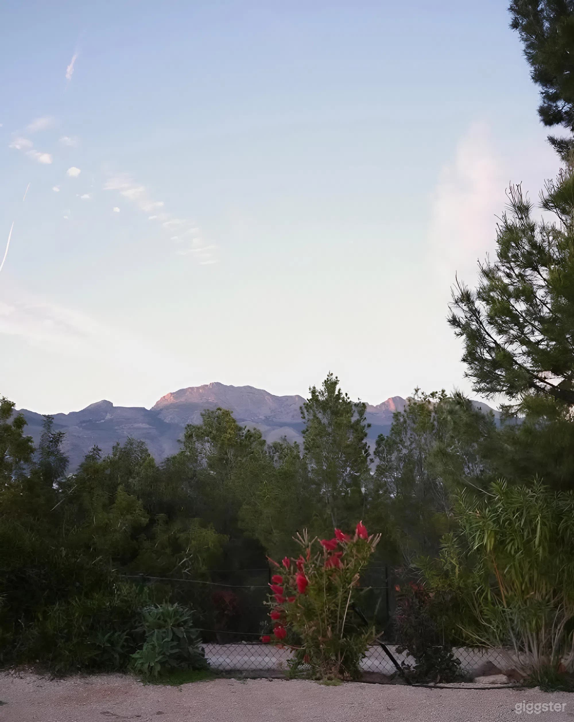 La Piscina — Terraza Escénica junto a la Piscina con Vistas a la Montaña Foto 2