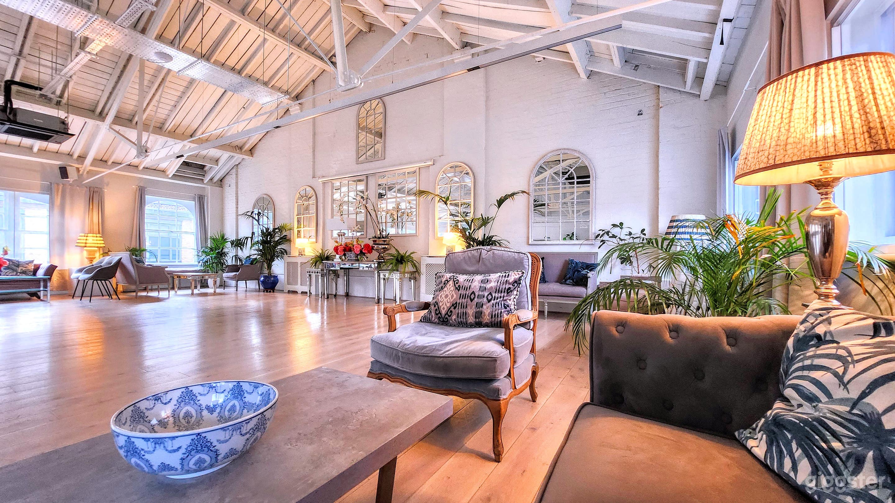 Spacious New White Loft Studio in London Photo 1