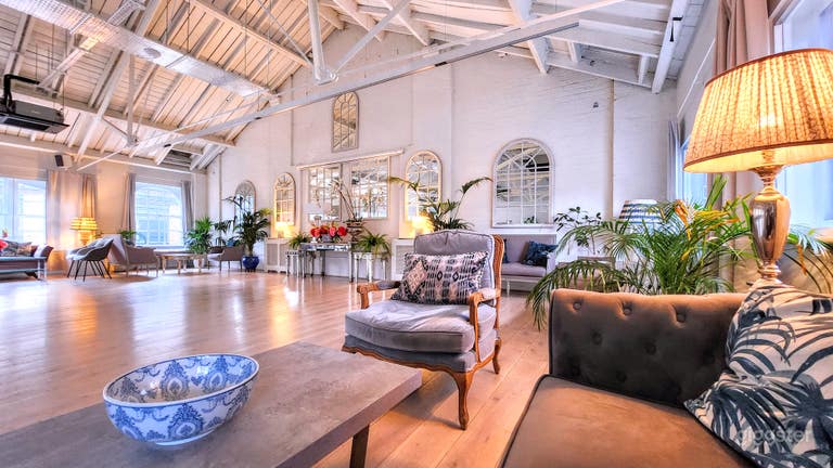  Spacious New White Loft Studio in London 