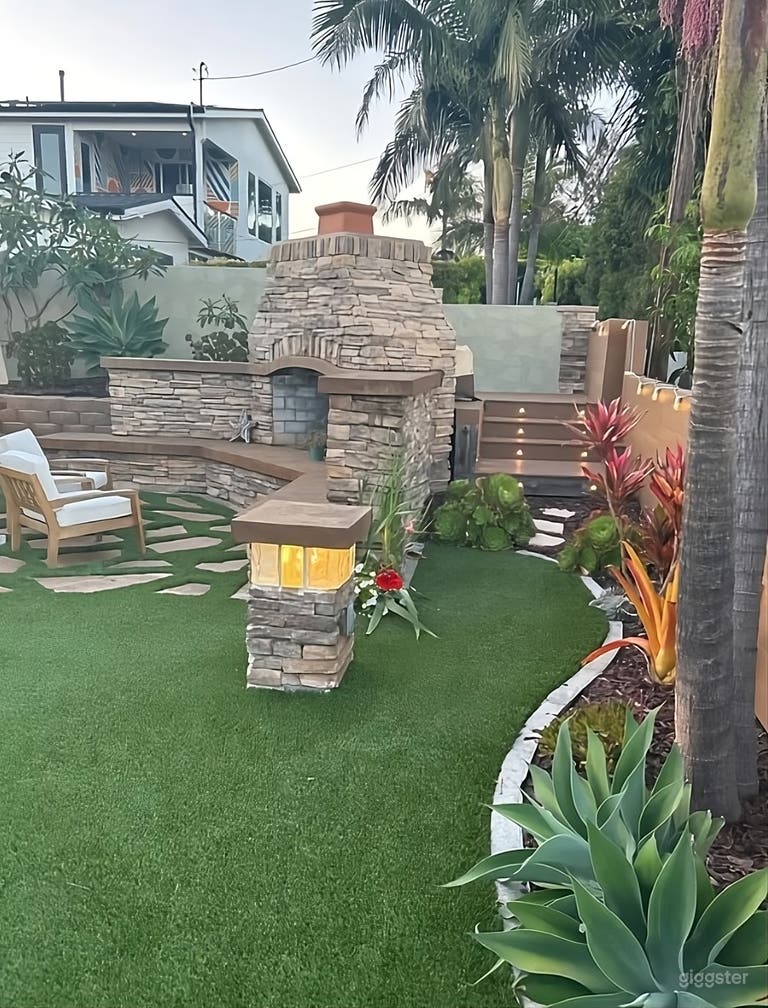  Hinterhof mit überdachter Terrasse und Kamin 