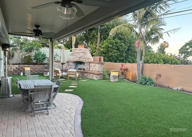 Hinterhof mit überdachter Terrasse und Kamin 