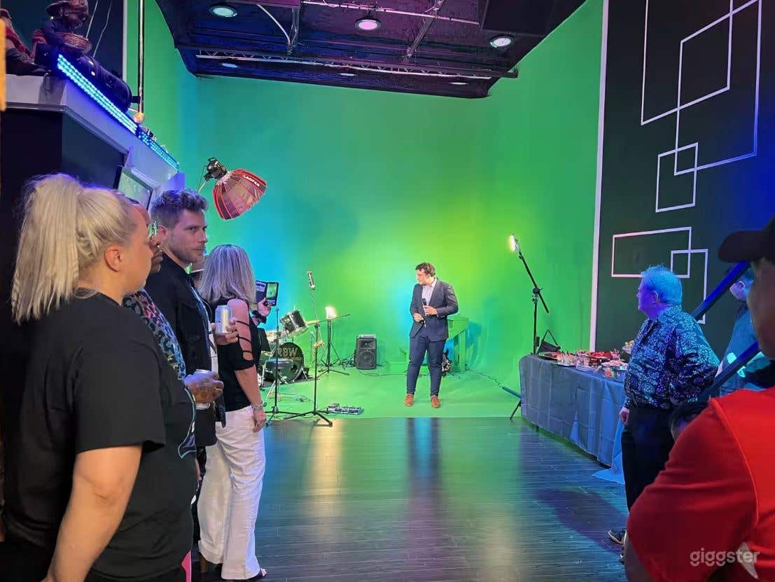 Green Screen Cyc Studio Photo 2