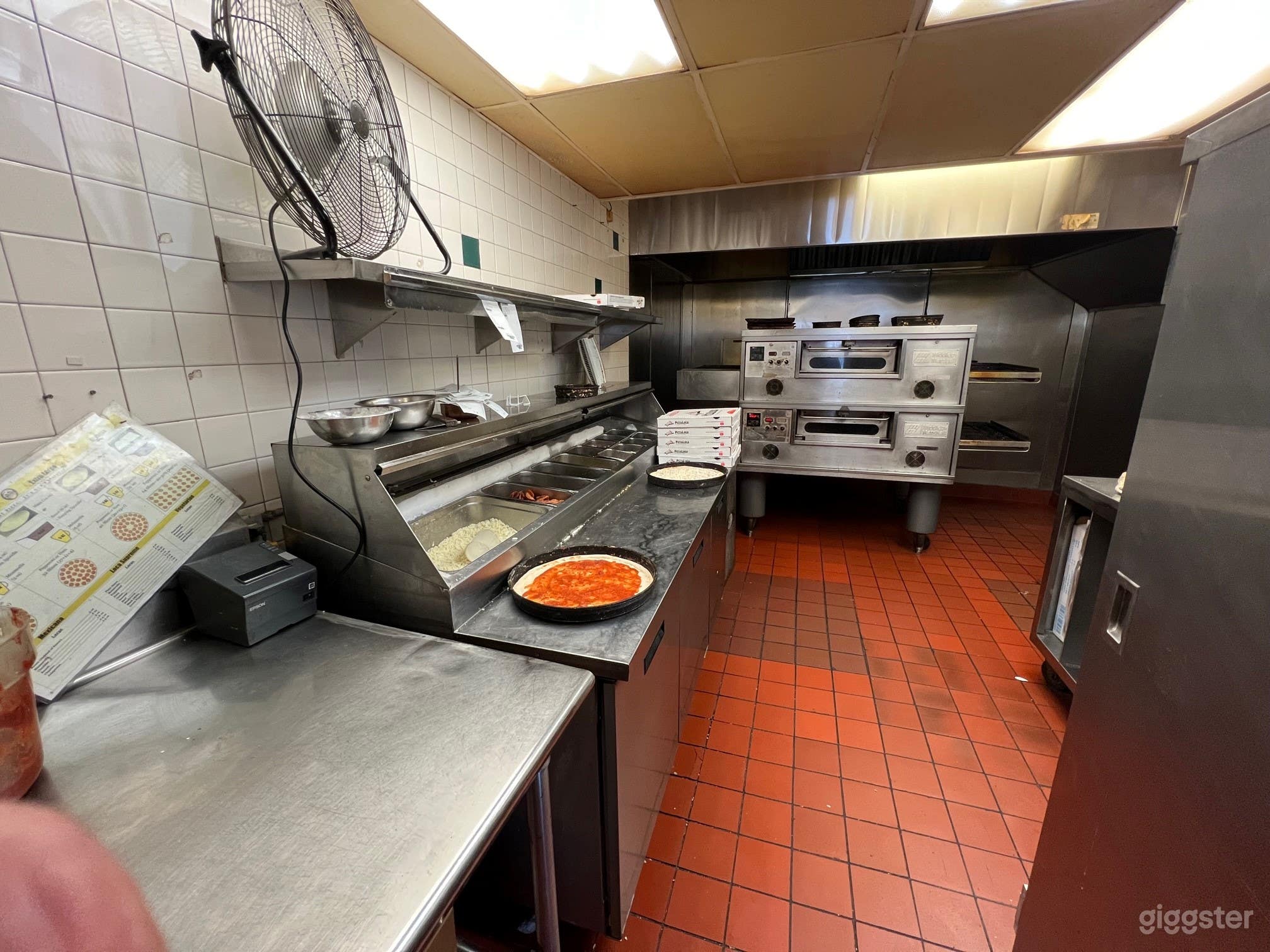 Perfect for Filming Pizza Restaurant in Los Angeles 4th Loc. Photo 4