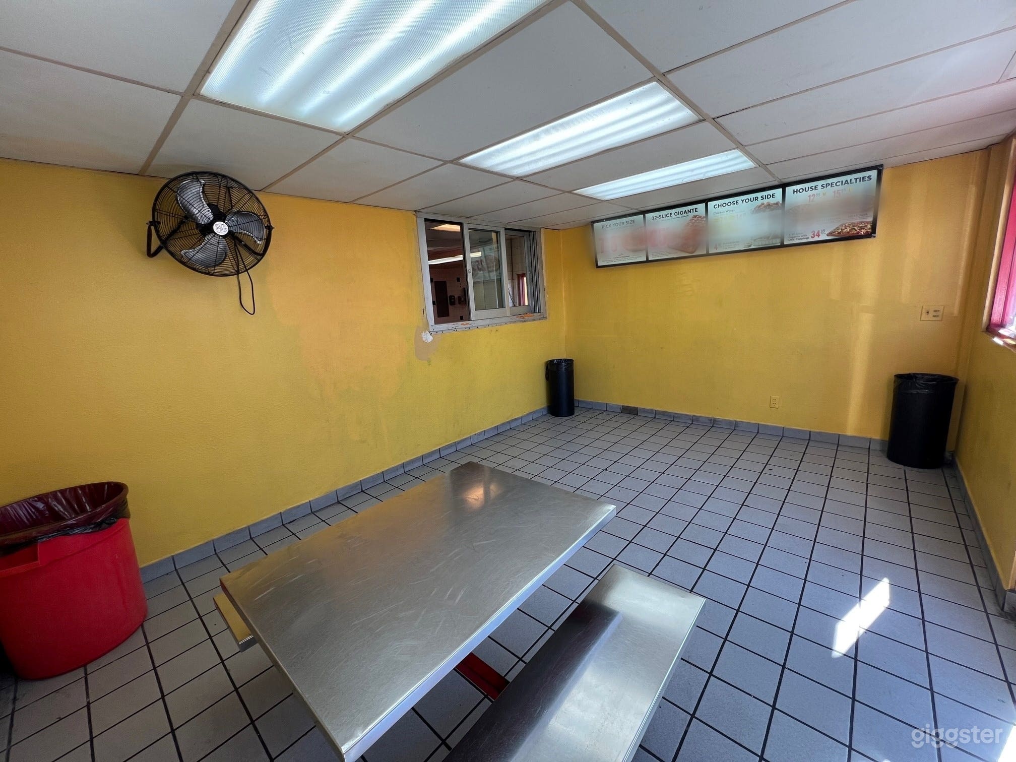 Perfect for Filming Pizza Restaurant in Los Angeles 4th Loc. Photo 2