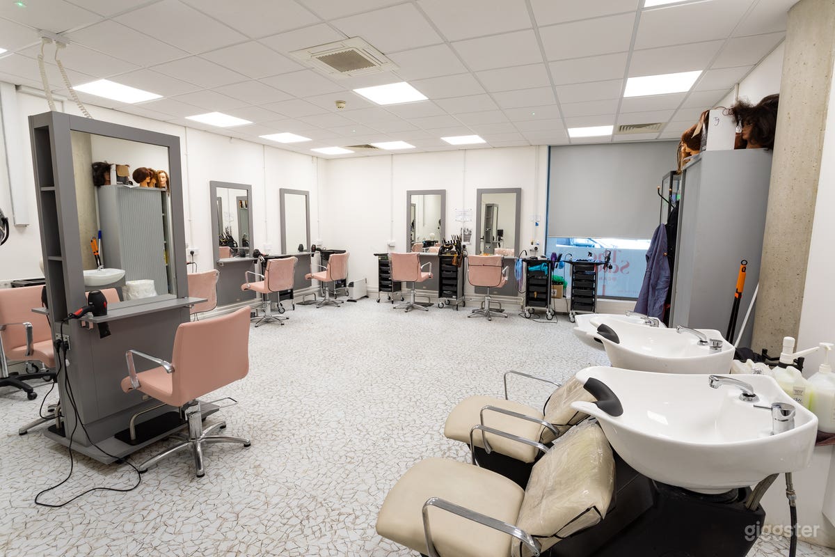 Hair &amp; Beauty Salon - Finsbury Park Photo 1