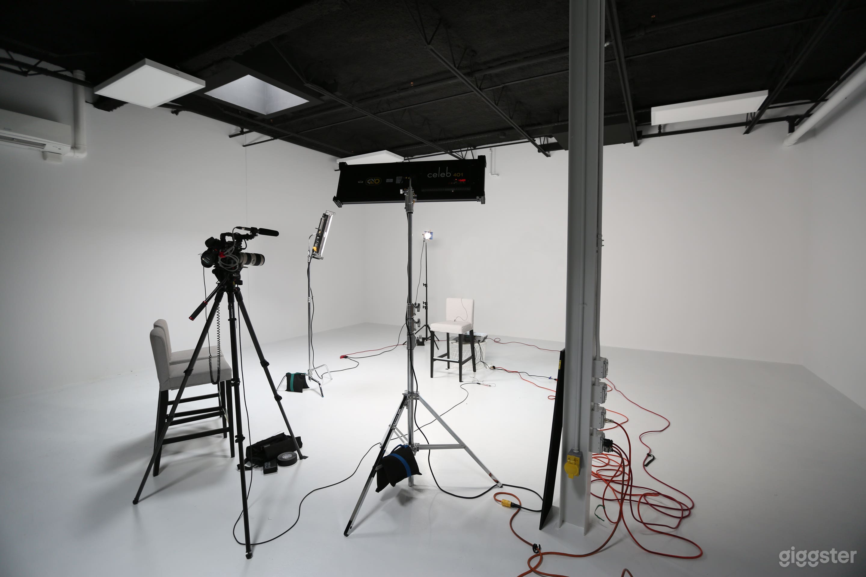 1281 square foot "infinity room" soundstage