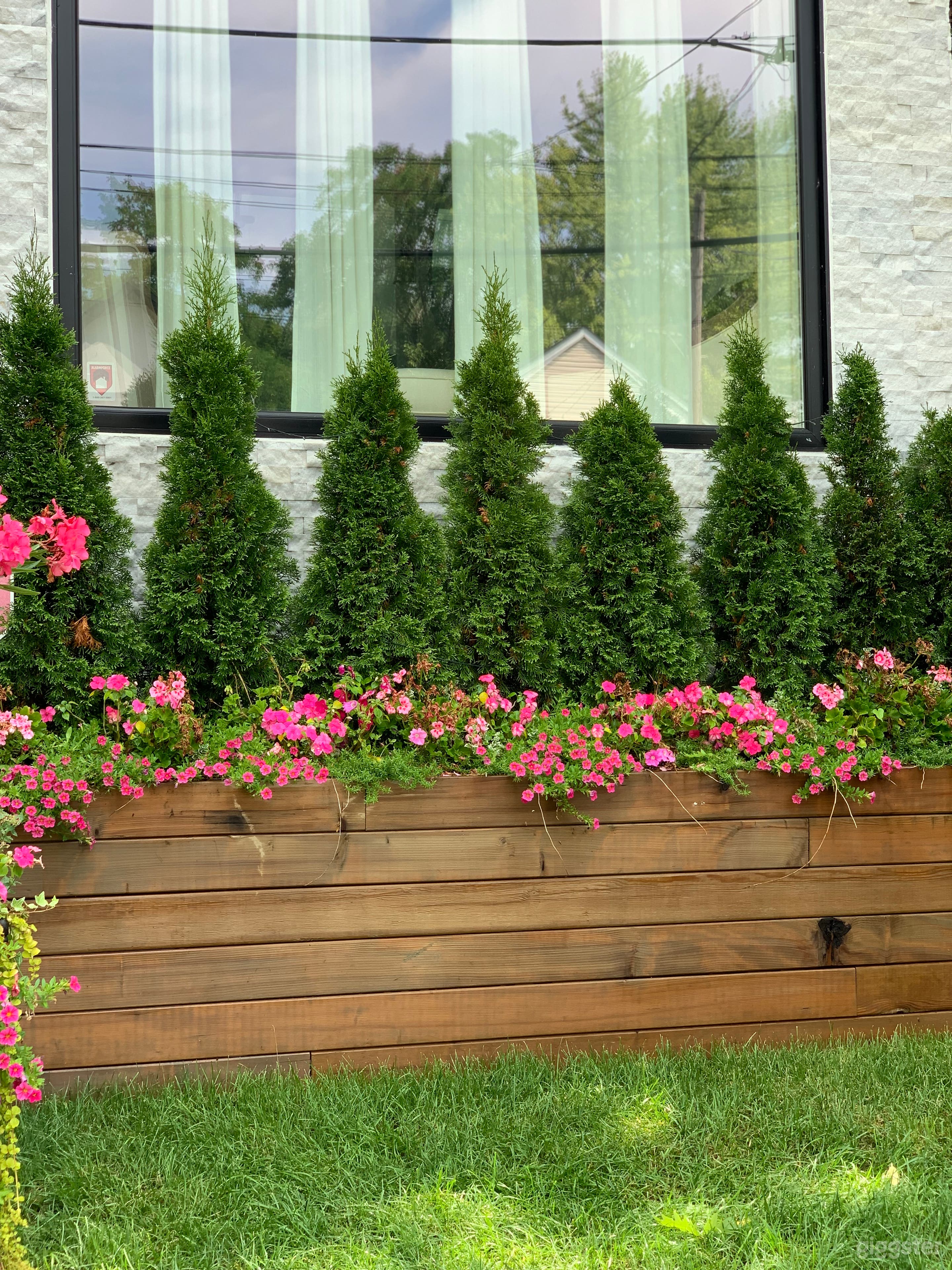 Lovely Modern Home in the Beaches  Photo 2