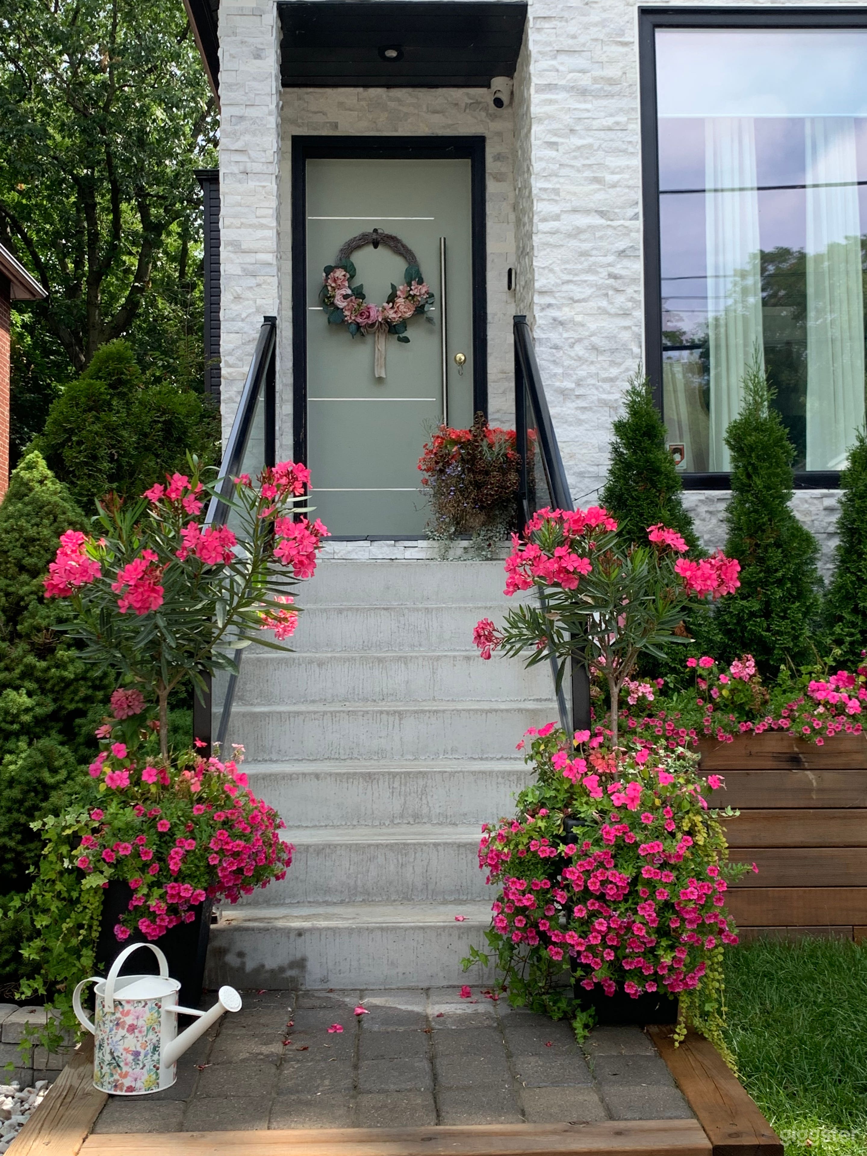 Lovely Modern Home in the Beaches  Photo 3