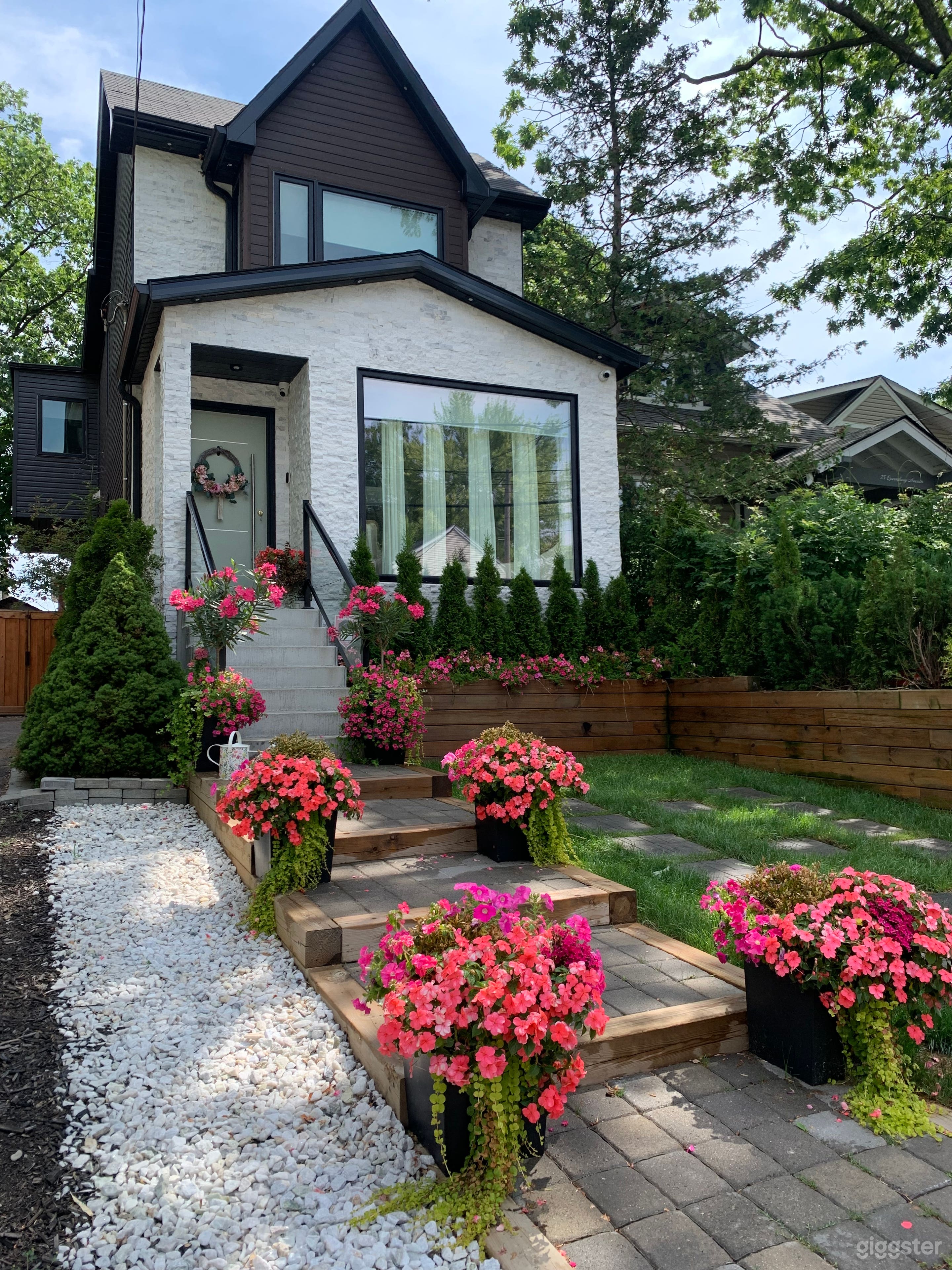 Lovely Modern Home in the Beaches  Photo 1