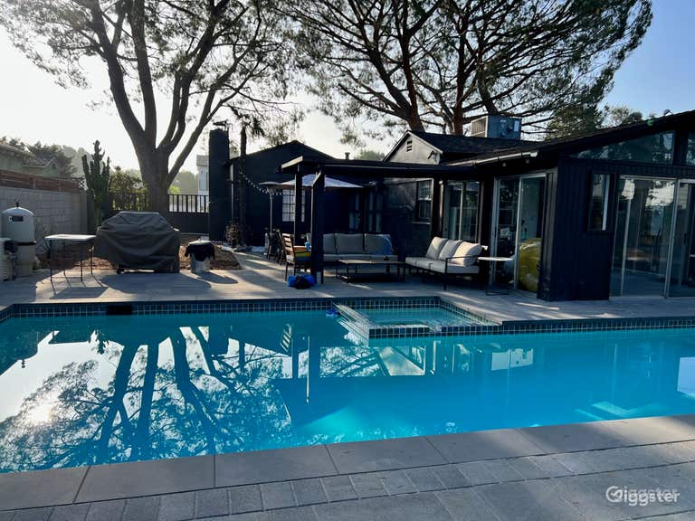  Eclectic Ranch-Style Backyard Pool 