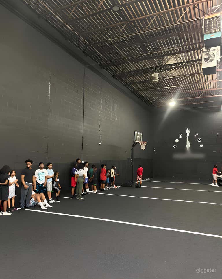  Indoor Turf Field Gym with wide Open Space 