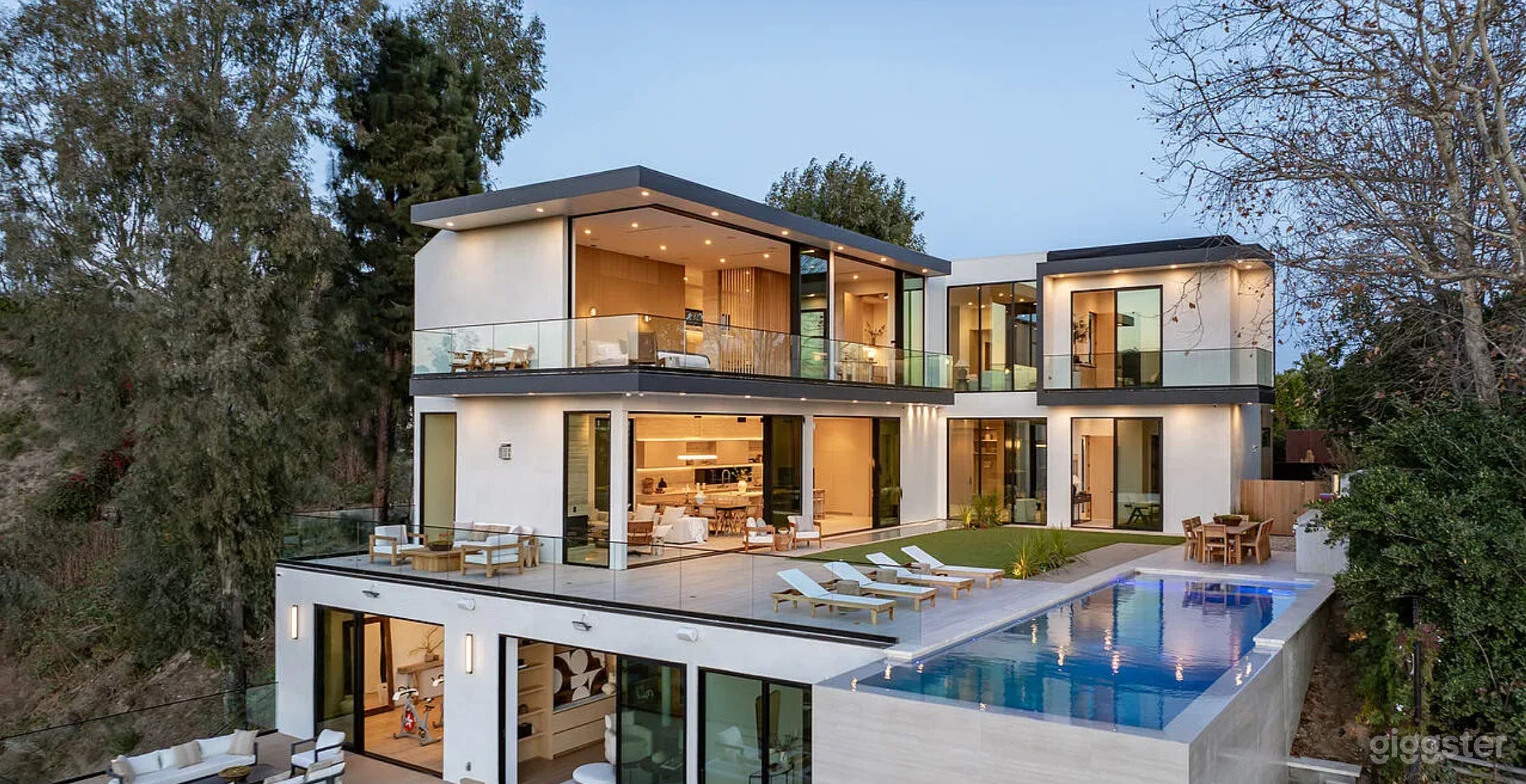 LINDA FLORA MODERN: ARCHITECTURAL OASIS Photo 2