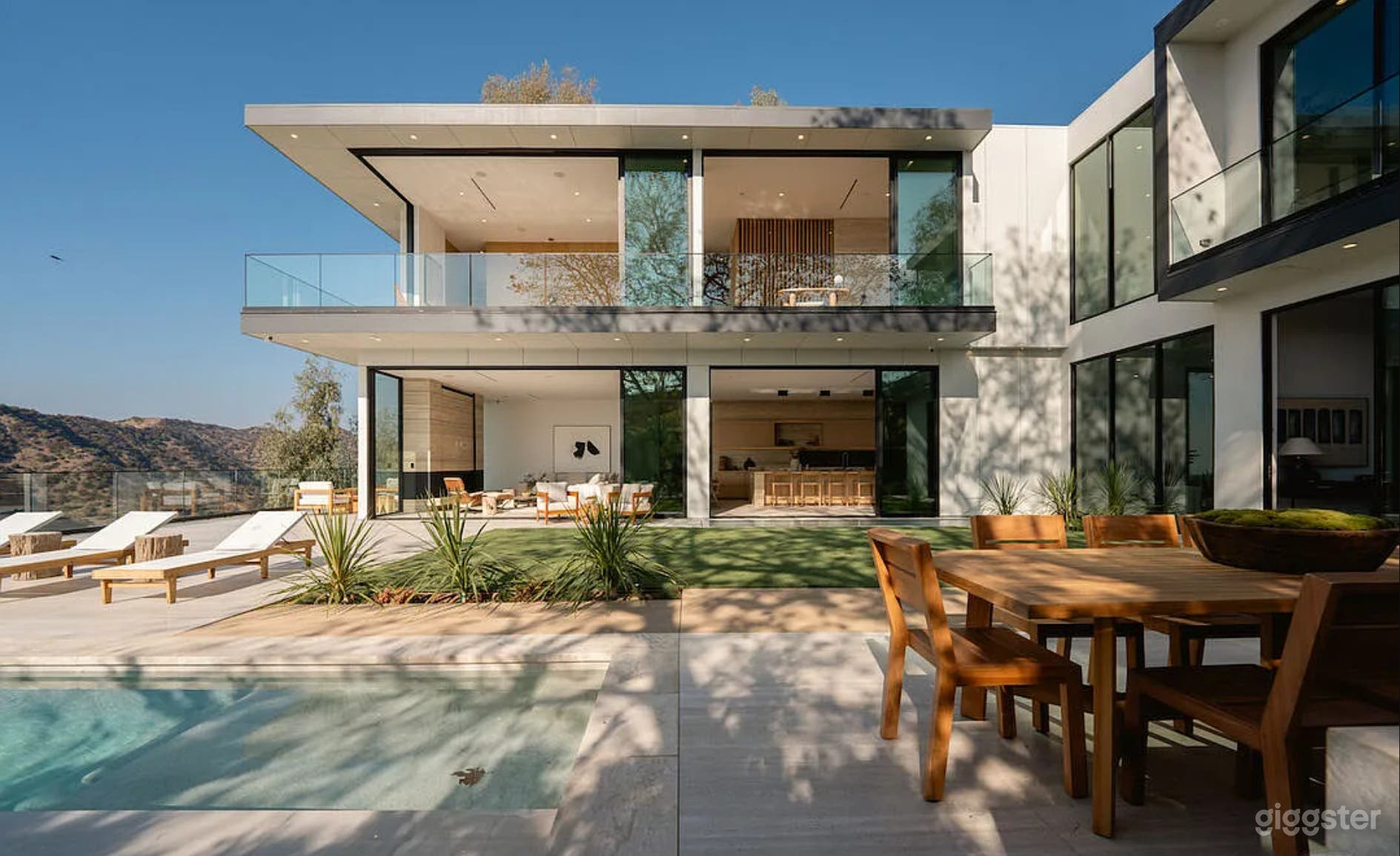 LINDA FLORA MODERN: ARCHITECTURAL OASIS Photo 4