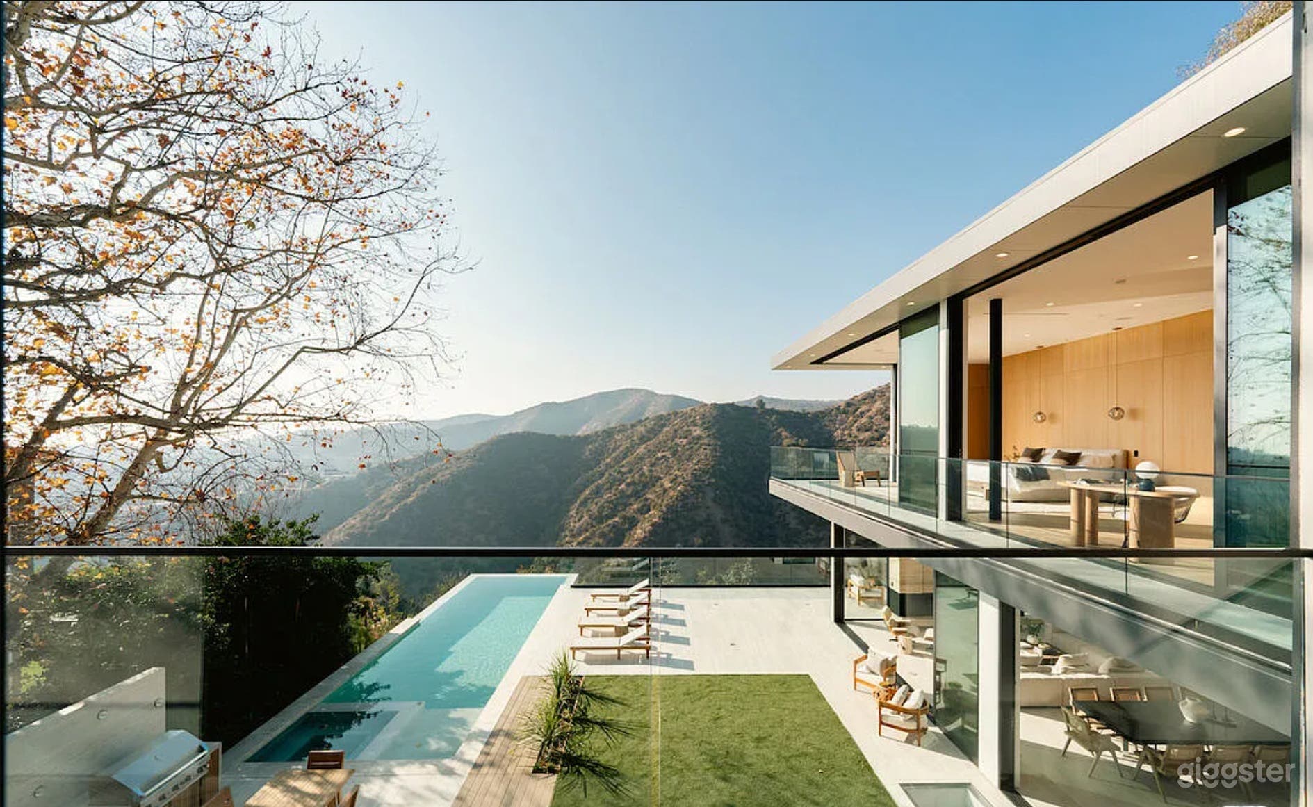 LINDA FLORA MODERN: ARCHITECTURAL OASIS Photo 3