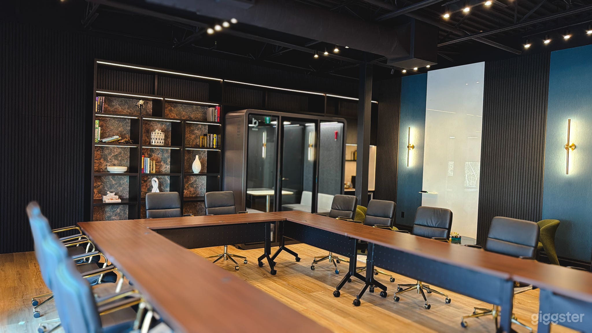 Business Lounge 207 - Large Premium Meeting Room Photo 1