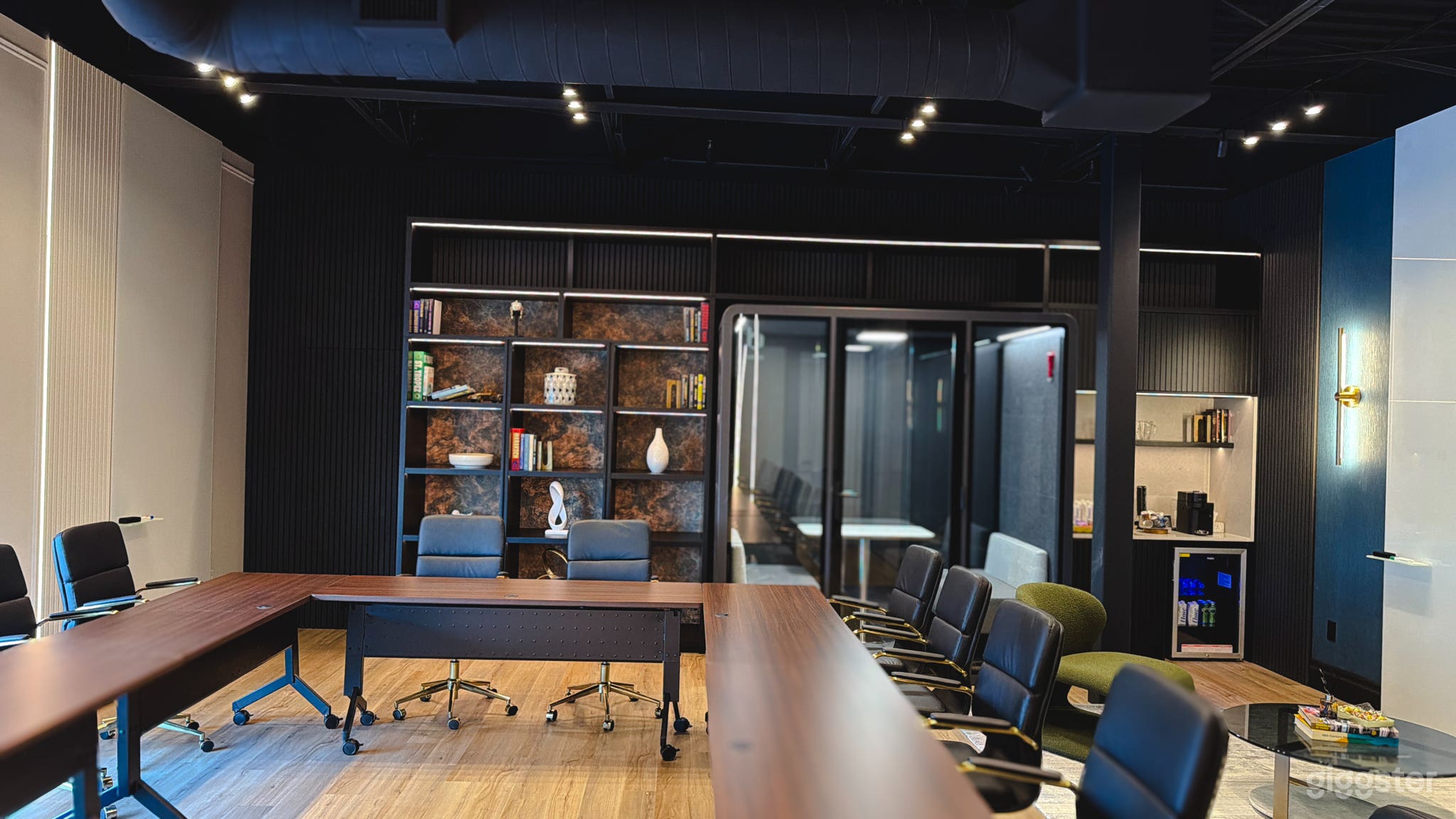 Business Lounge 207 - Large Premium Meeting Room Photo 4