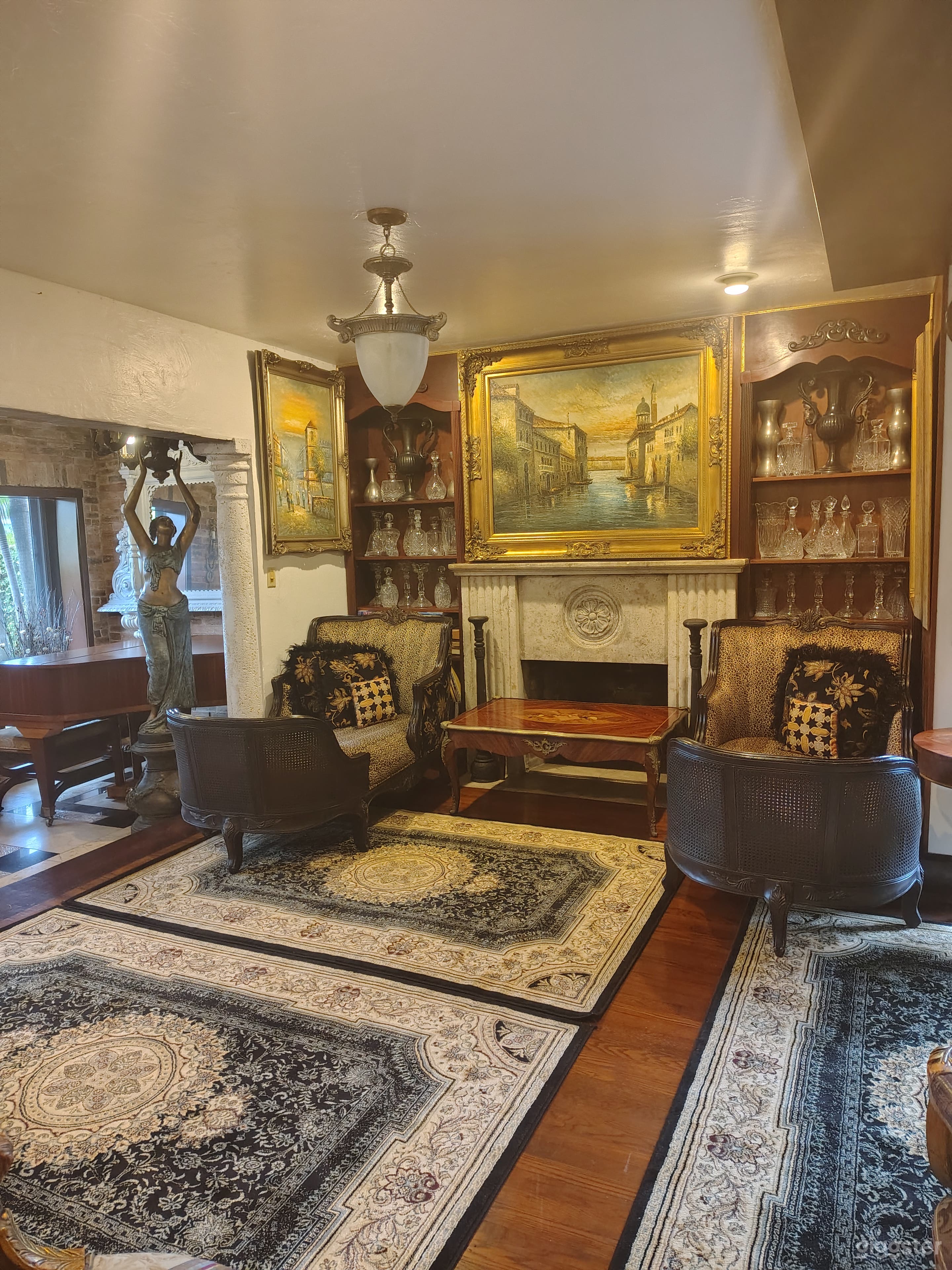 Miami Coconut Grove Mansion Decorate with Antiques Photo 2