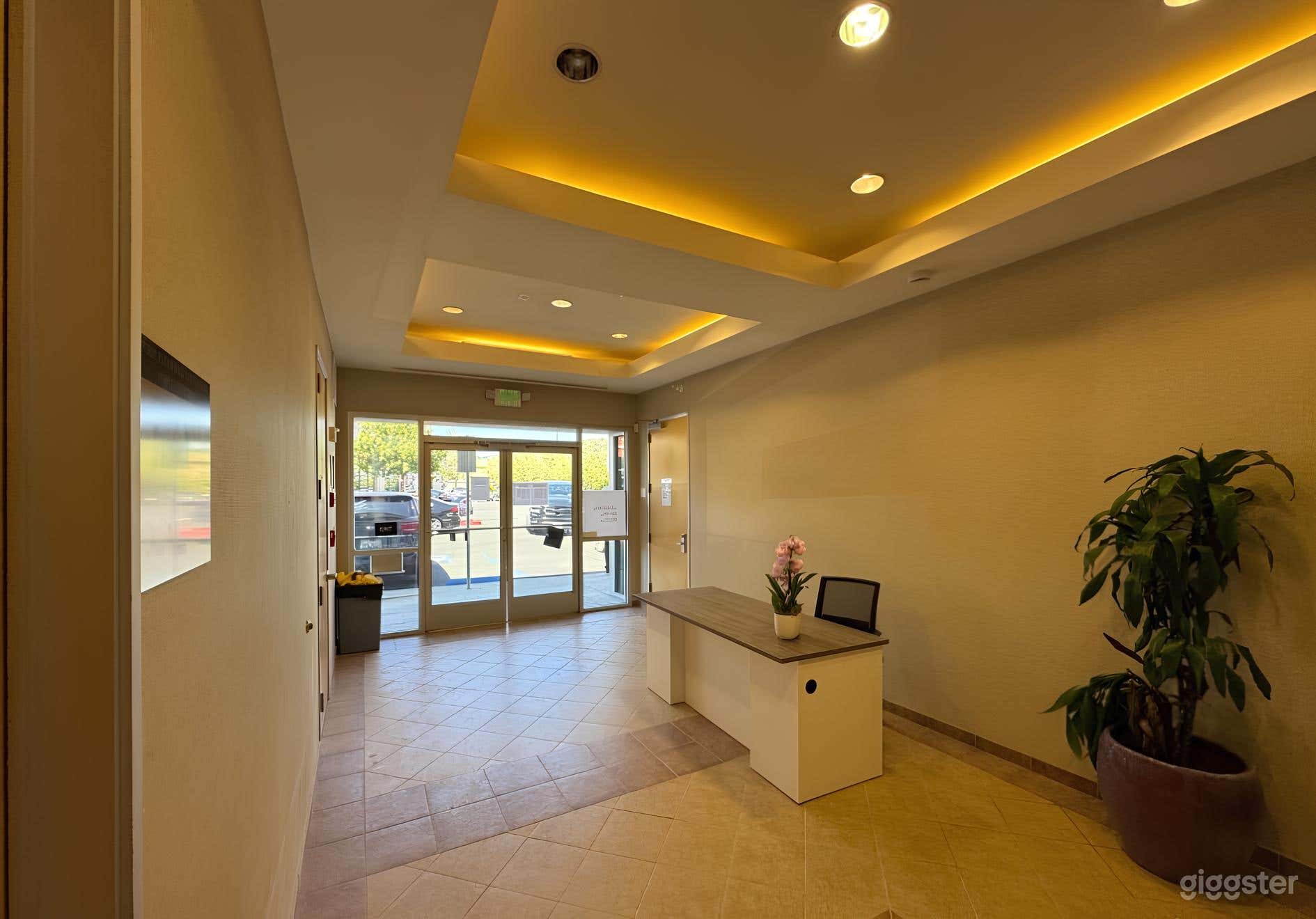 Functioning Lobby with Great Natural Light Photo 1