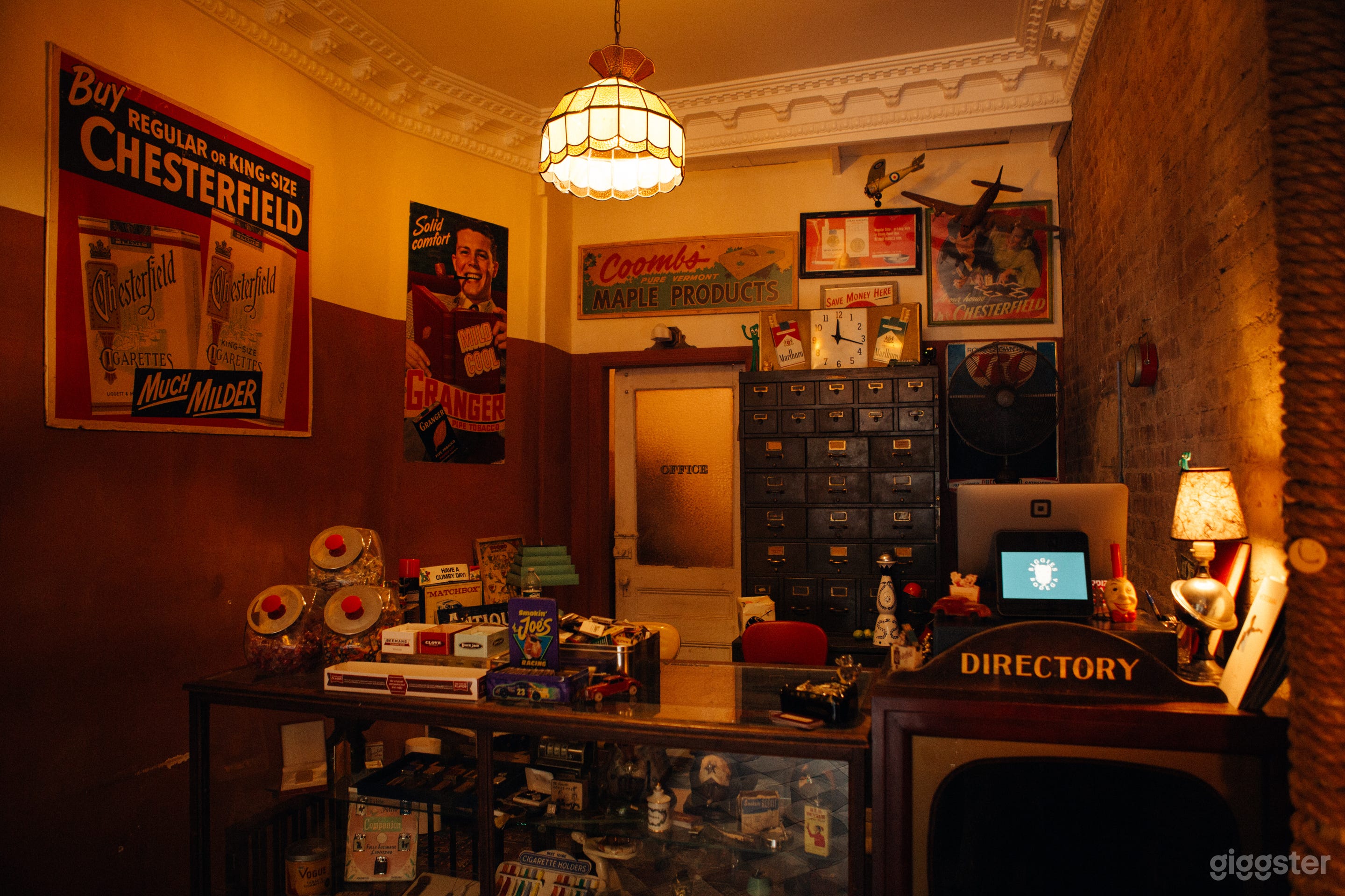 RETRO ANTIQUE STORE Photo 2