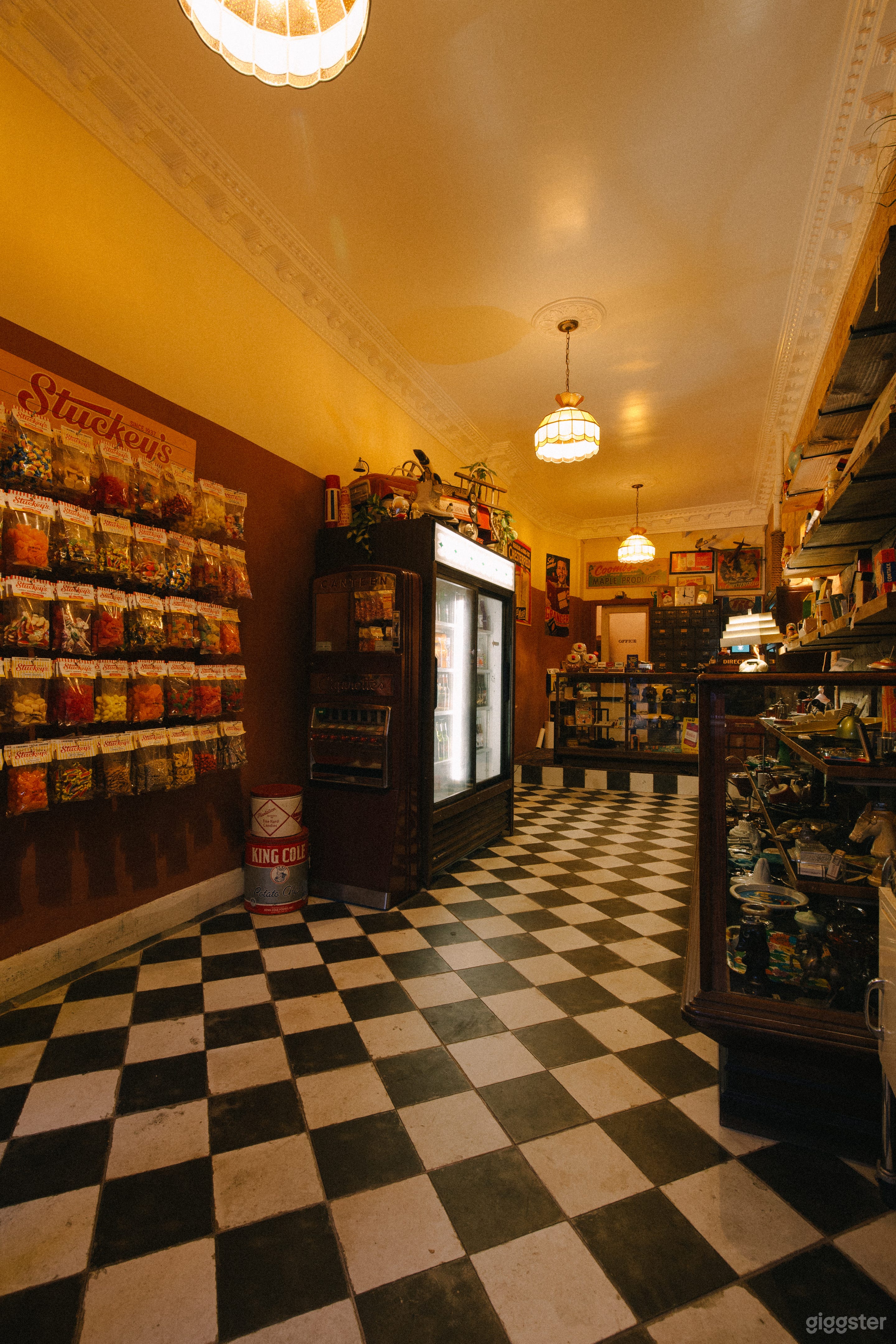 RETRO ANTIQUE STORE Photo 1