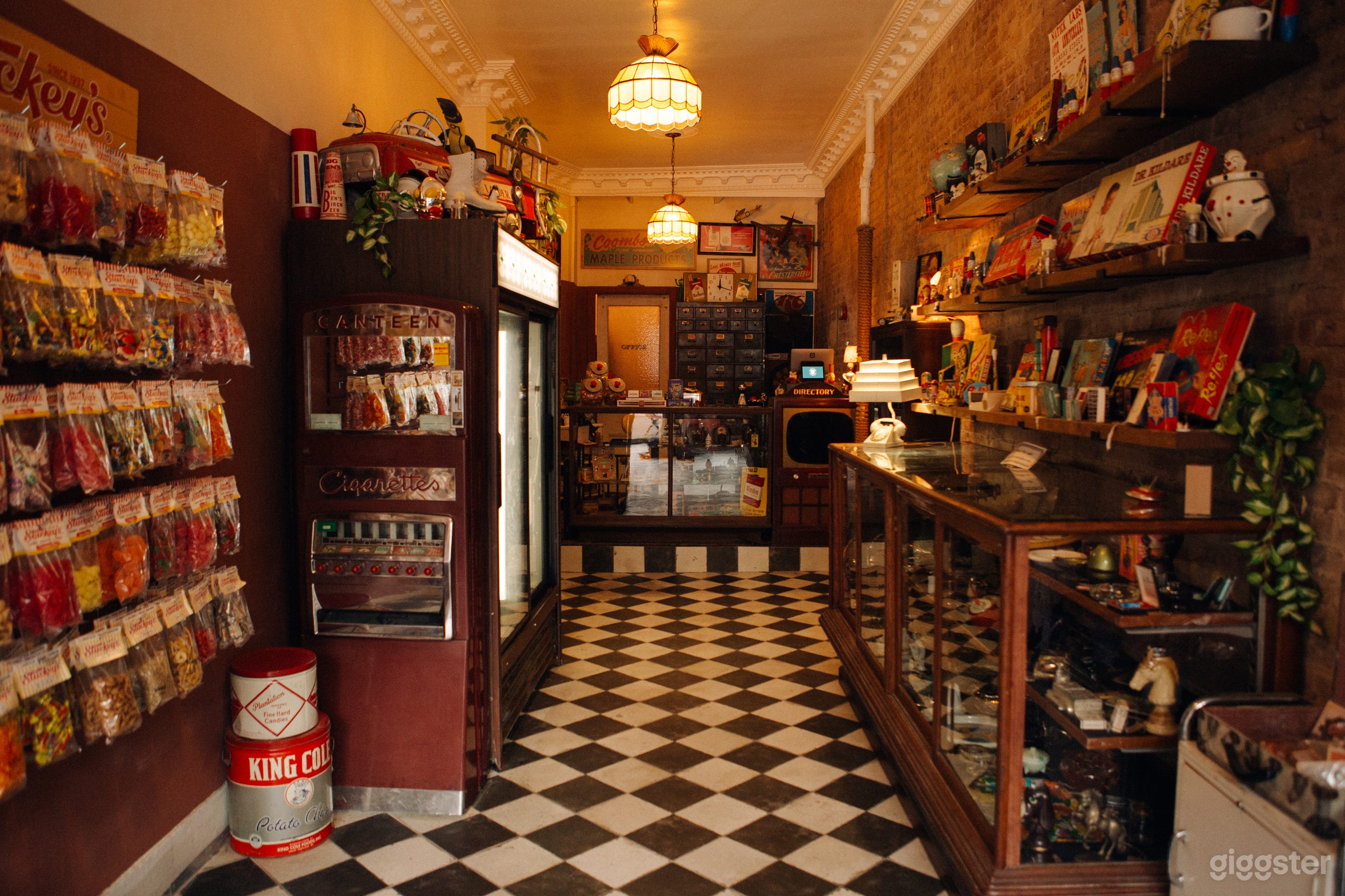 RETRO ANTIQUE STORE Photo 3