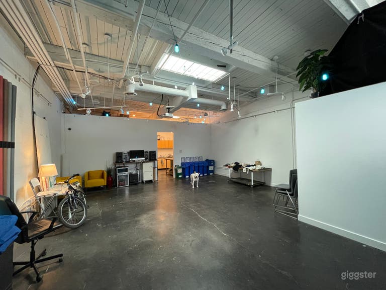  L'espace studio comprend un projecteur, des haut-parleurs, le recyclage, des tables et des chaises. 
